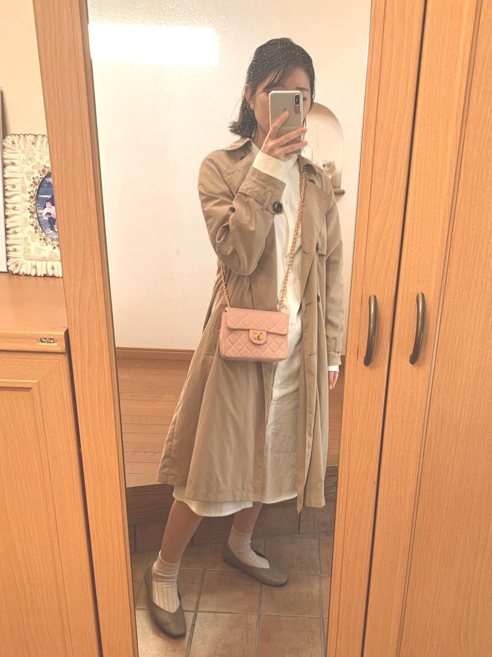 「春、きれいめカジュアル、休日スタイル、プチプラ、大人ガーリー、ベージュ、シャツワンピ、はるコーデ、春コーデ、ootd」｜「DHOLICのアイテム（シャツワンピース、ホワイト系）」を使った、m.さん（レディース・165cm）の春コーディネートの1枚目の写真