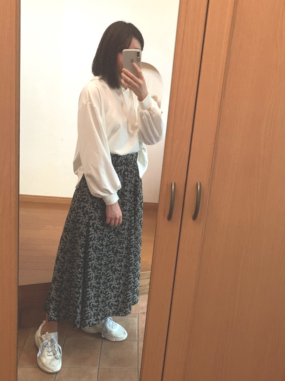 「リラックススタイル、オトナカジュアル、ラフ、シンプル、春、高身長女子、スカート、モノトーン、シンプルコーデ、ootd」｜「frames RAY CASSINの【WEB限定】裾ZIPスリット裏毛パーカー（パーカー、ホワイト系）」を使った、m.さん（レディース・165cm）の春コーディネートの1枚目の写真