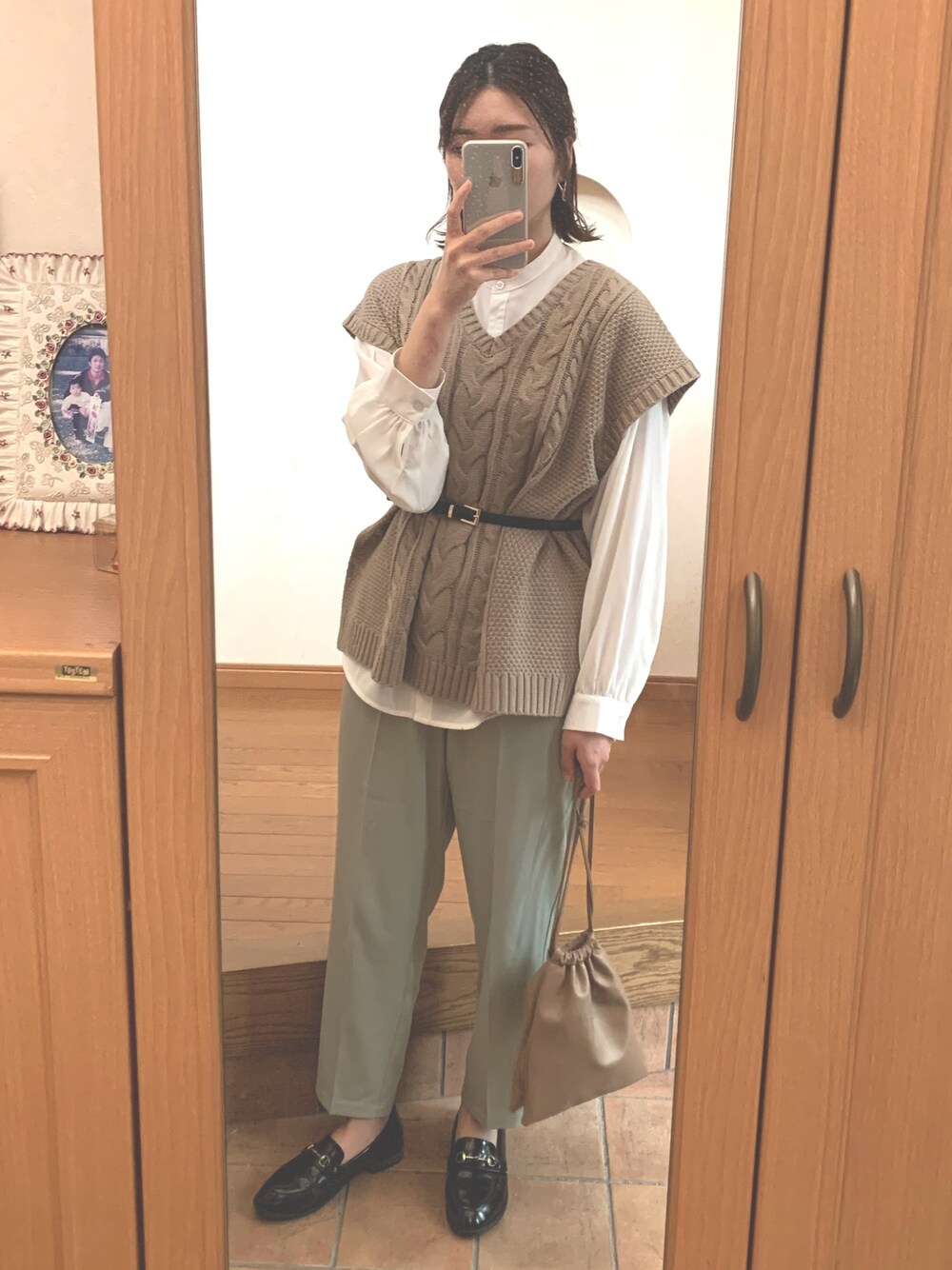 「カジュアルコーデ、パンツスタイル、休日スタイル、きれいめカジュアル、シンプル、シンプルコーデ、春コーデ、春、ootd、スラックス」｜「RAY CASSINのスパンブロードバンドカラーシャツ（シャツ/ブラウス、ホワイト系）」を使った、m.さん（レディース・165cm）の春コーディネートの1枚目の写真