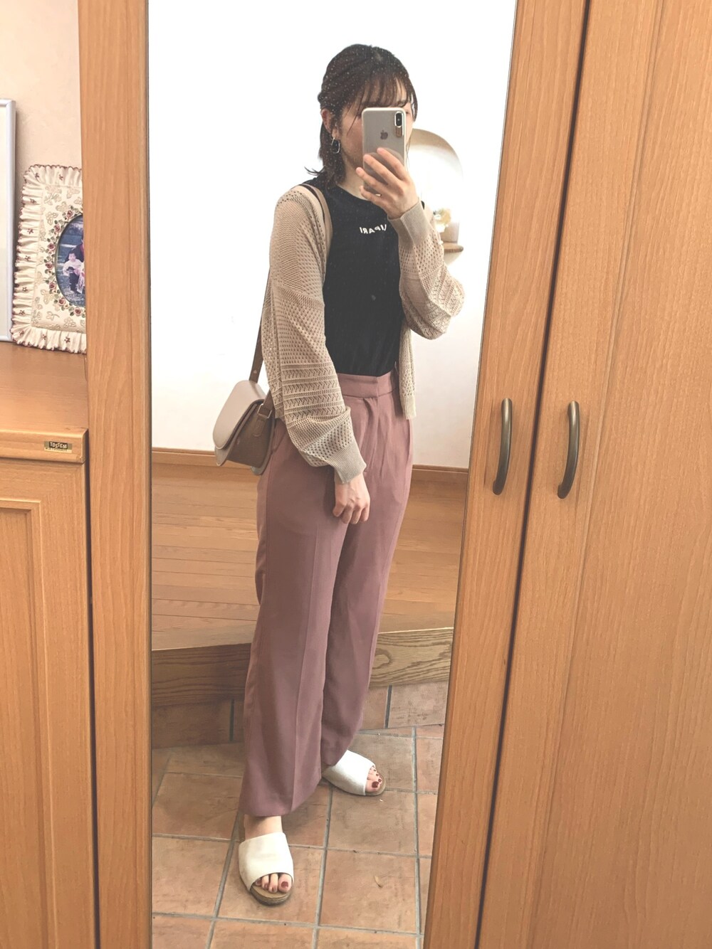 「カジュアル、シンプル、オトナカジュアル、プチプラ、サンダル、きれいめカジュアル、シンプルコーデ、春夏コーデ、ootd」｜「LOWRYS FARMのフロッキーロゴノースリーブ　838656（Tシャツ/カットソー、ブラック系）」を使った、m.さん（レディース・165cm）の夏コーディネートの1枚目の写真