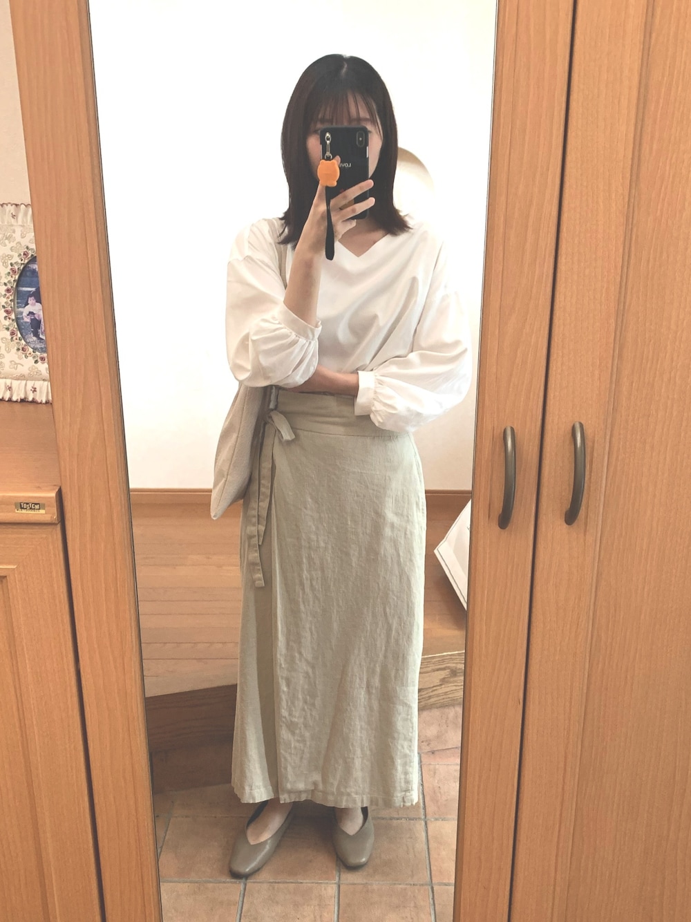 「プチプラコーデ、オトナ女子、ベージュ、ootd、白、スカート、プチプラ、シンプル、シンプルコーデ、高身長女子」｜「LOWRYS FARMのエコＲ／Ｌラップスカート　869279（スカート、ホワイト系）」を使った、m.さん（レディース・165cm）の夏コーディネートの1枚目の写真