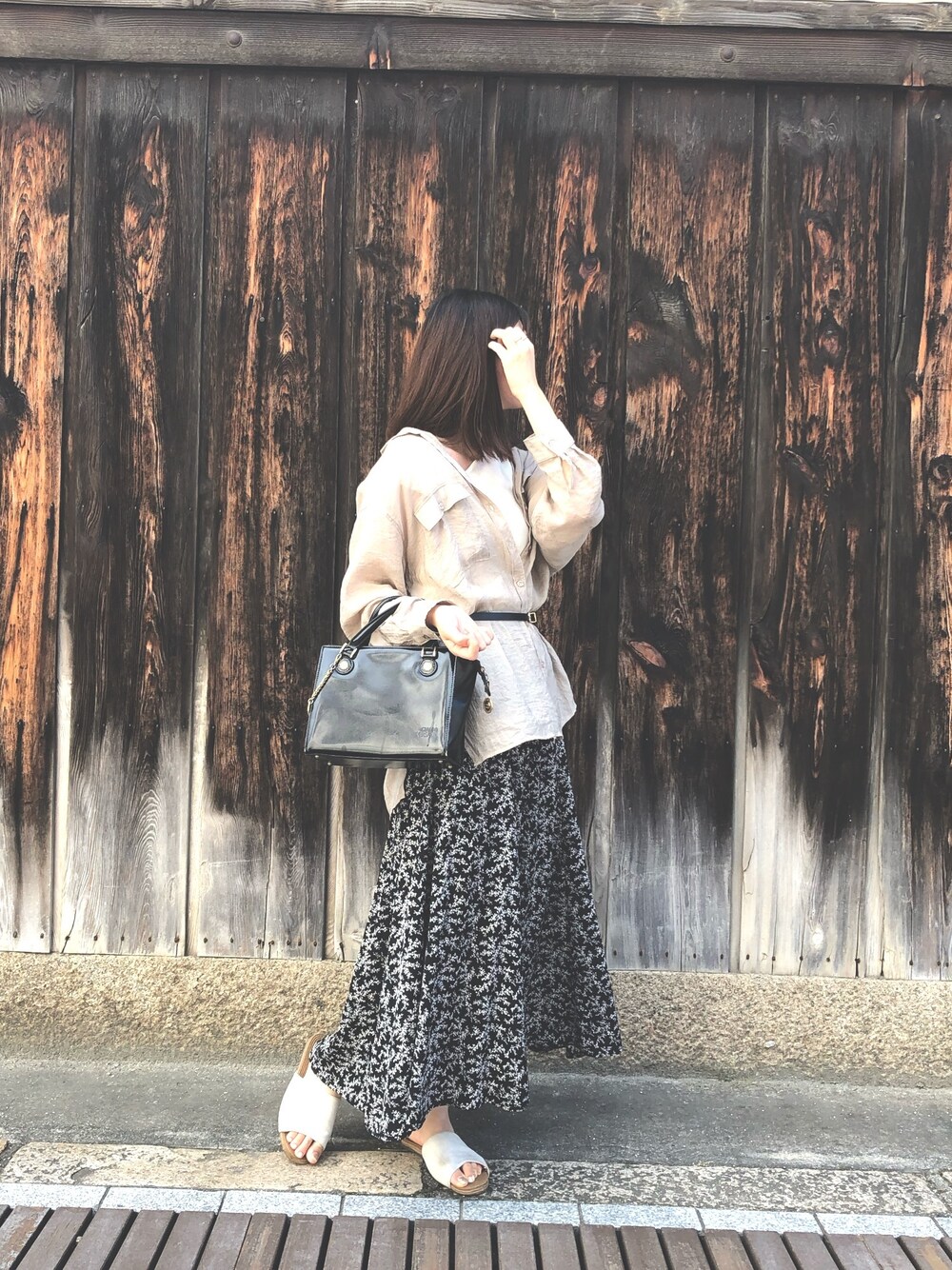 「夏、休日スタイル、シンプル、ootd、ロングスカート、夏コーデ、ベージュ、ブラック、オトナ女子、シャツスタイル」｜「GRLのアシメショルダータンクトップ（タンクトップ、ホワイト系）」を使った、m.さん（レディース・165cm）の夏コーディネートの1枚目の写真