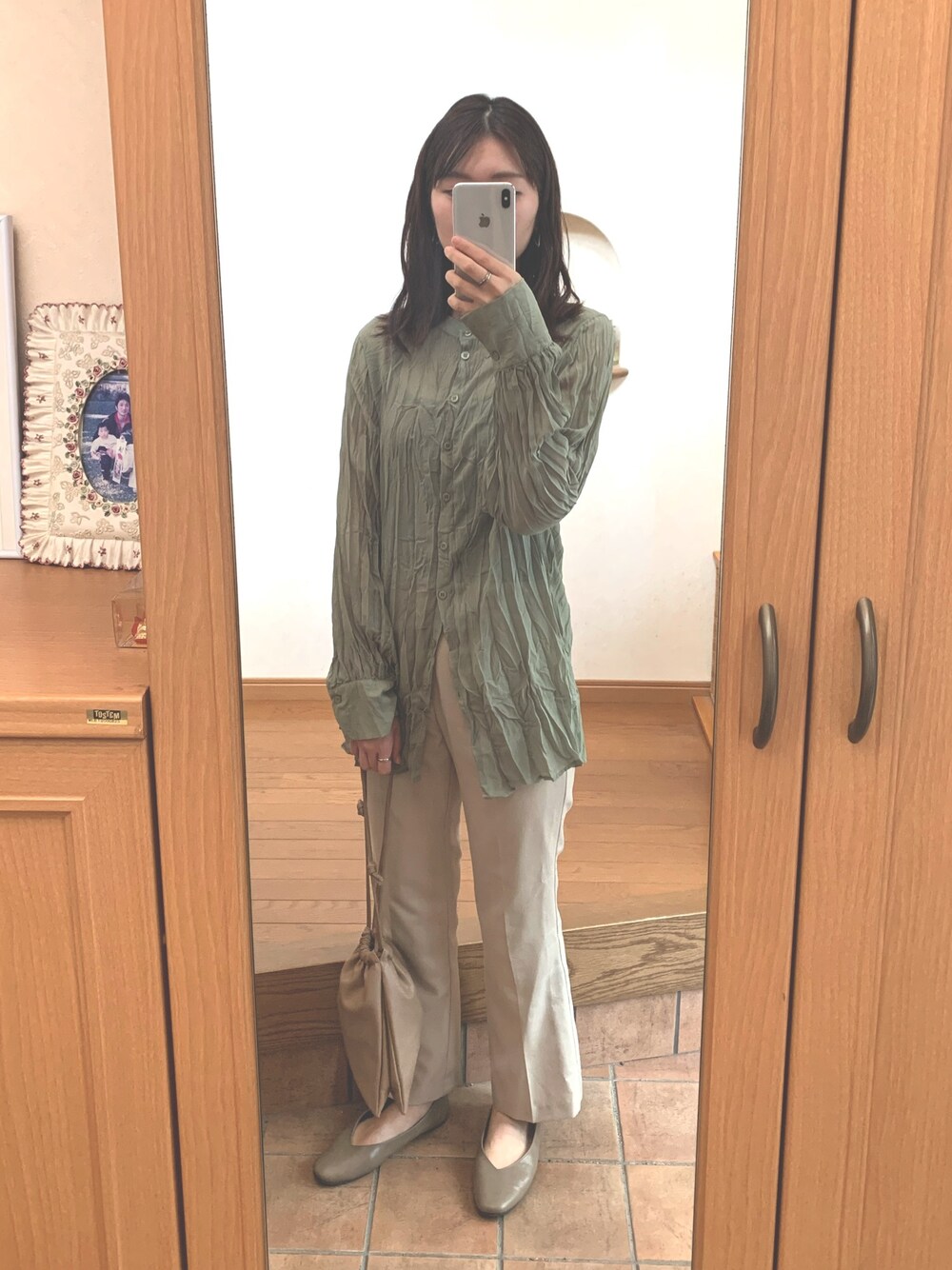 「シンプル、秋服、オトナカジュアル、プチプラ、オトナ女子、高身長女子、スラックス、ブラウス、シンプルコーデ、ootd」｜「Aunt Marie'sのAUNT MARIE’S　クリンクルシアーシャツ（シャツ/ブラウス、グリーン系）」を使った、m.さん（レディース・165cm）の秋コーディネートの1枚目の写真