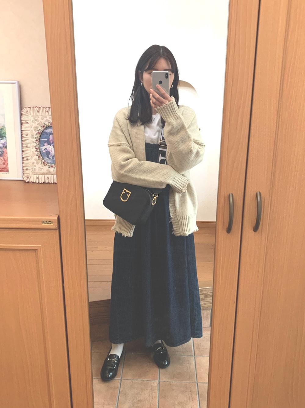 「きれいめカジュアル、春、オトナカジュアル、プチプラコーデ、デニム、ジャンパースカート、デニムワンピース、シンプル、シンプルコーデ、春コーデ」｜「GUのアイテム（Tシャツ/カットソー、ホワイト系）」を使った、m.さん（レディース・165cm）の春コーディネートの1枚目の写真
