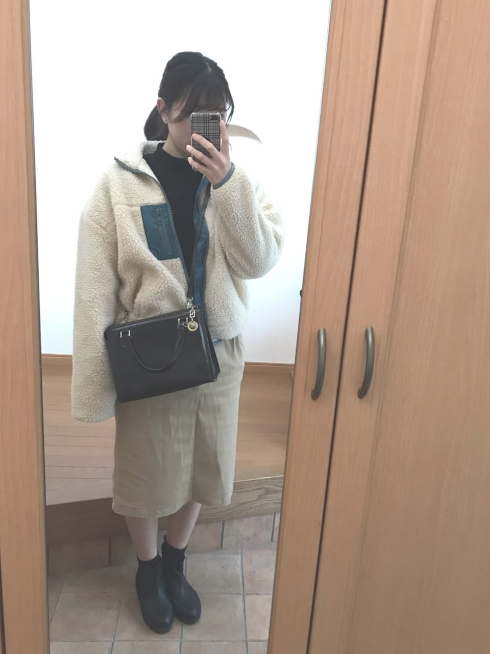 「おしゃれさんと繋がりたい、ootd、プチプラコーデ、ボア、シンプル、冬コーデ、カジュアル、タイトスカート、ショートブーツ、ハイネック」｜「kutirのボアジップブルゾン（ブルゾン、ベージュ系）」を使った、m.さん（レディース・165cm）の冬コーディネートの1枚目の写真