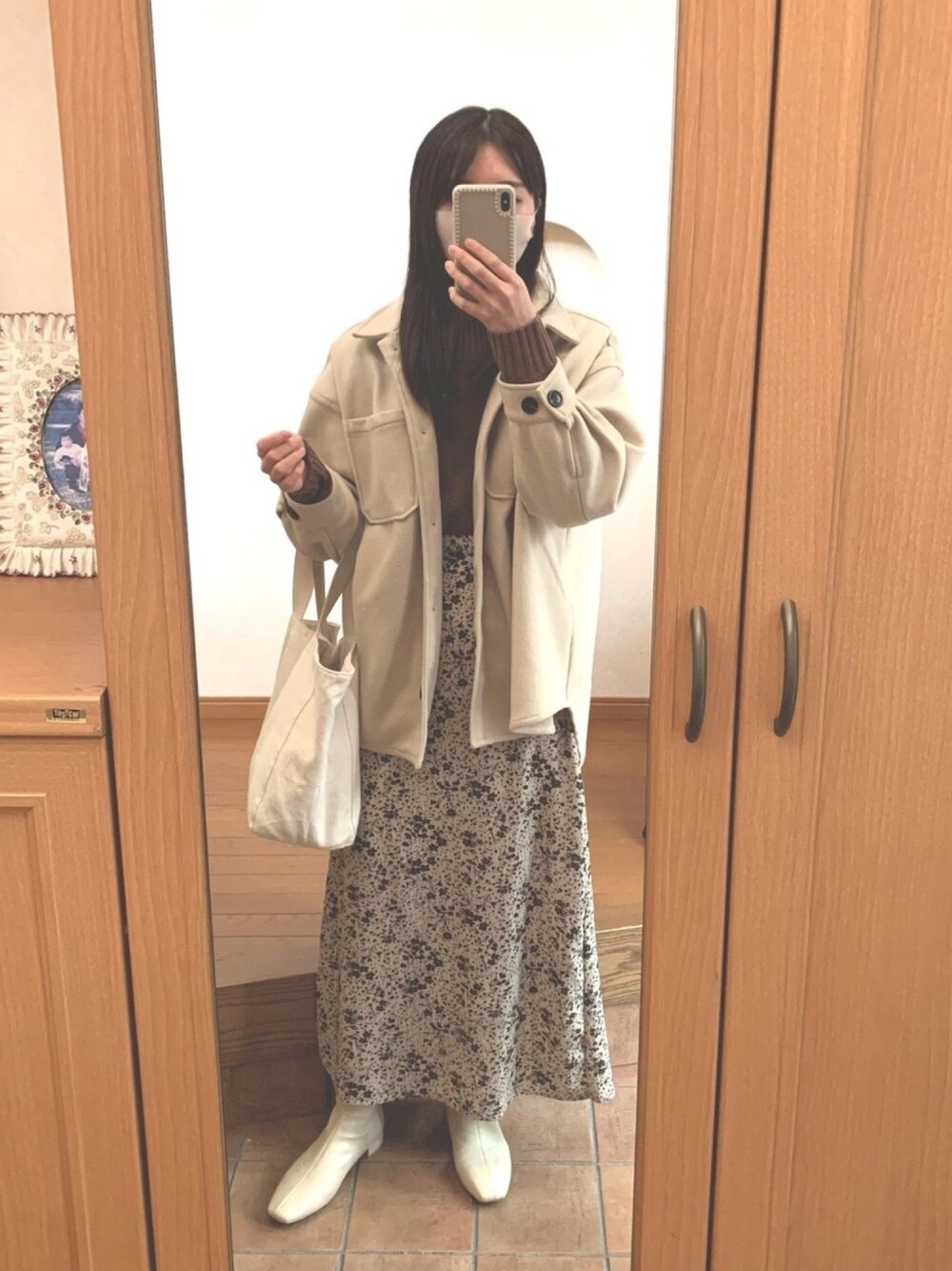 「春、雨の日コーデ、高身長女子、ホワイト、ブラウン、ニット、花柄、春コーデ、ロングスカート、大人カジュアル」｜「LOWRYS FARMのガーターハイネックプルオーバー 　858358（ニット/セーター、ブラウン系）」を使った、m.さん（レディース・165cm）の春コーディネートの1枚目の写真