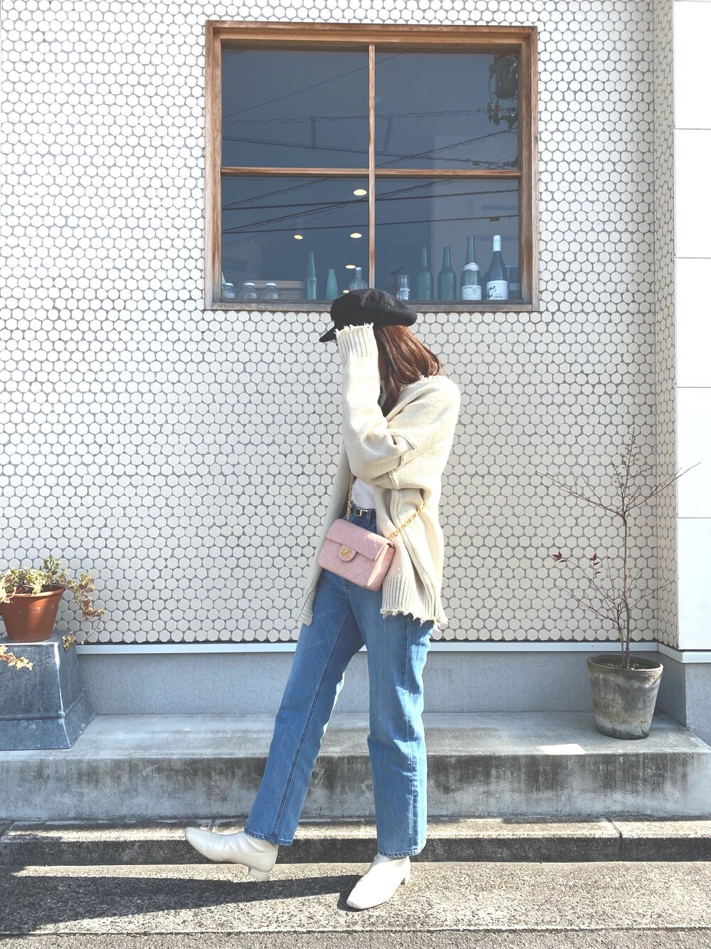 「シンプルスタイル、春めきシューズ、パンツスタイル、大人カジュアル、春コーデ、デニムパンツ、ホワイト、プチプラコーデ、高身長女子、シンプル」｜「GRLのハイネックリブニットトップス（ニット/セーター、ホワイト系）」を使った、m.さん（レディース・165cm）の春コーディネートの1枚目の写真
