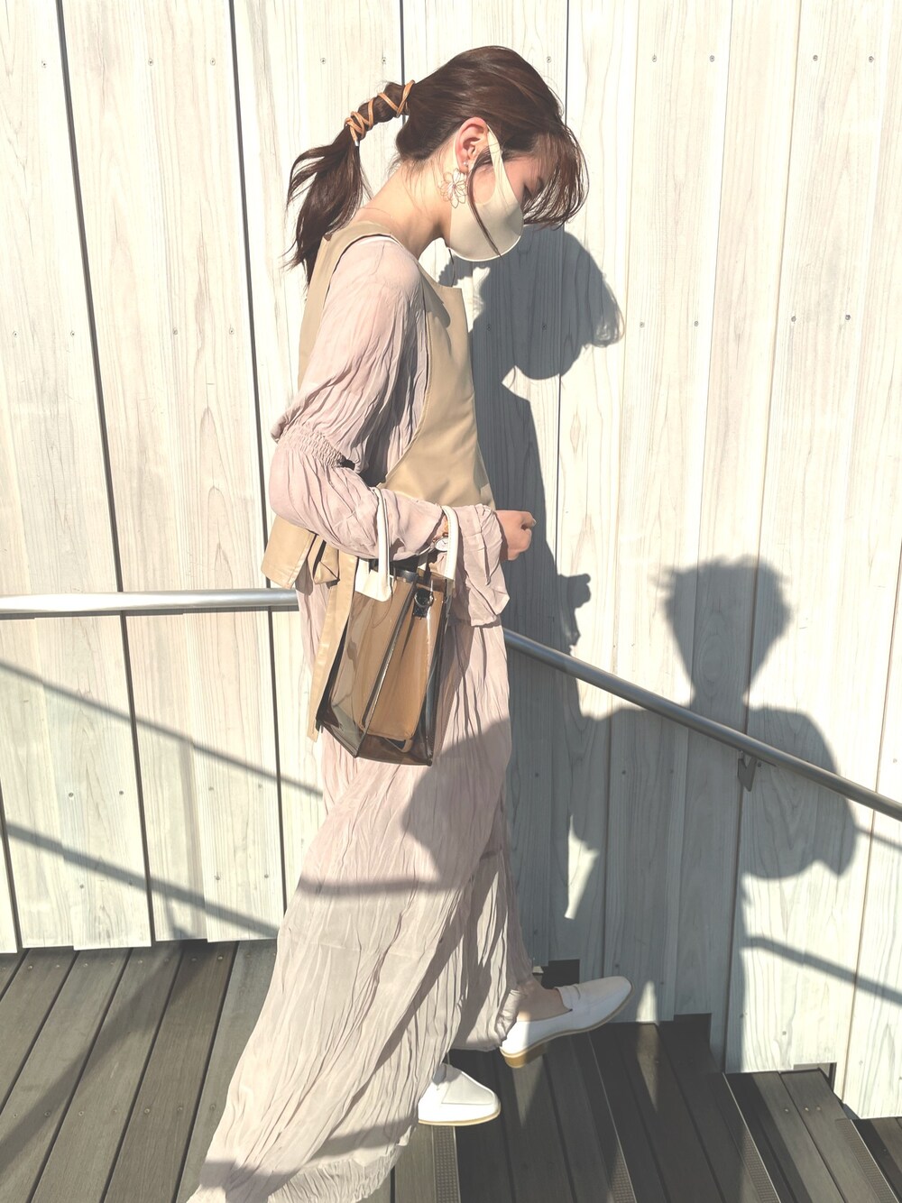 「春夏コーデ、休日スタイル、大人ガーリー、大人コーデ、ピンク、シンプル、シンプルコーデ、春コーデ、ワンピース」｜「Chicoの【ベスト+ワンピースセット】レザーベスト付きプリーツロングワンピース（ワンピース、ベージュ系）」を使った、m.さん（レディース・165cm）の春コーディネートの1枚目の写真