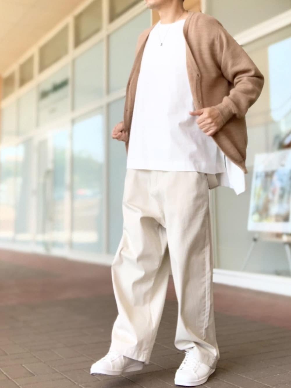 「シンプル、オトナカジュアル、おしゃれさんと繋がりたい、オーバーサイズ、ワイドパンツ、春夏コーデ、ホワイト、白スニーカー、カーディガン、ファッションの力を信じよう」｜「100% ORGANIC COTTONのポンチョシルエット 半袖Tシャツ（Tシャツ/カットソー、ホワイト系）」を使った、tak mikさん（メンズ・173cm）の春コーディネートの1枚目の写真
