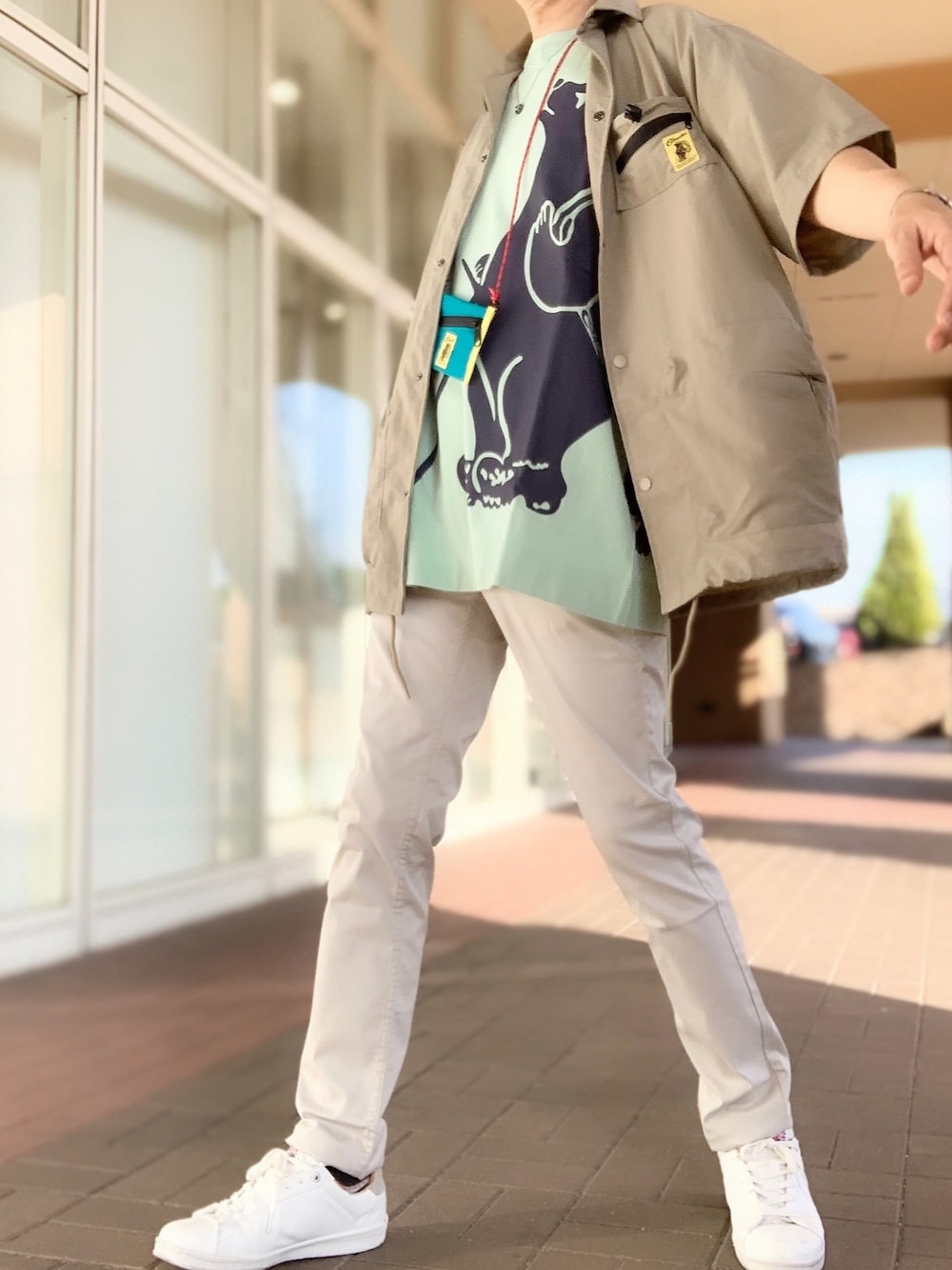 「COBMASTER(コブマスター)、Levi's、ゆるコーデ、アウトドアスタイル、休日スタイル」｜「COBMASTERのアイテム（トップス、ベージュ系）」を使った、tak mikさん（メンズ・173cm）の春コーディネートの1枚目の写真