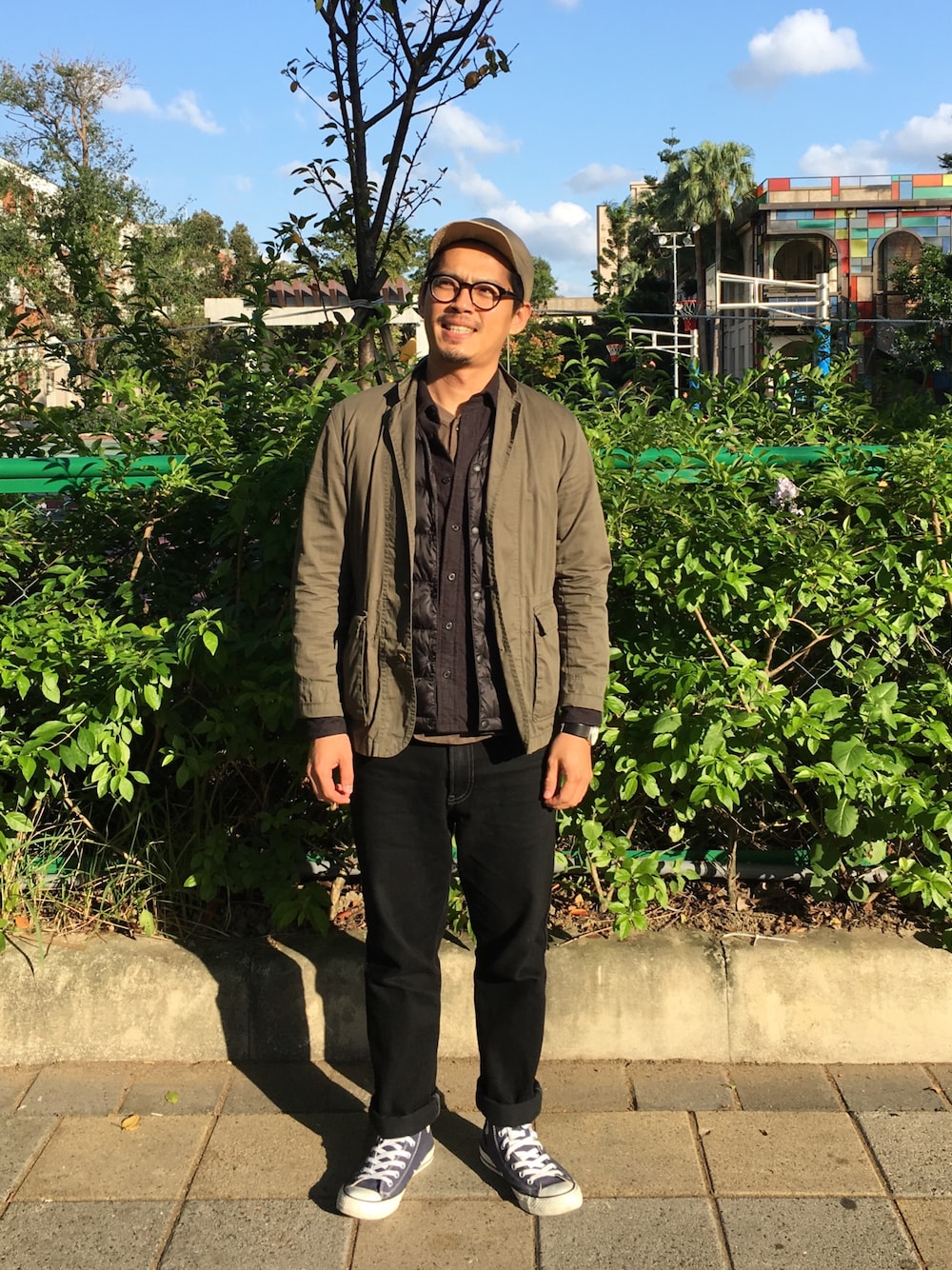 グリーン系のテーラードジャケットを着用したメンズの冬コーディネートの1枚目の写真