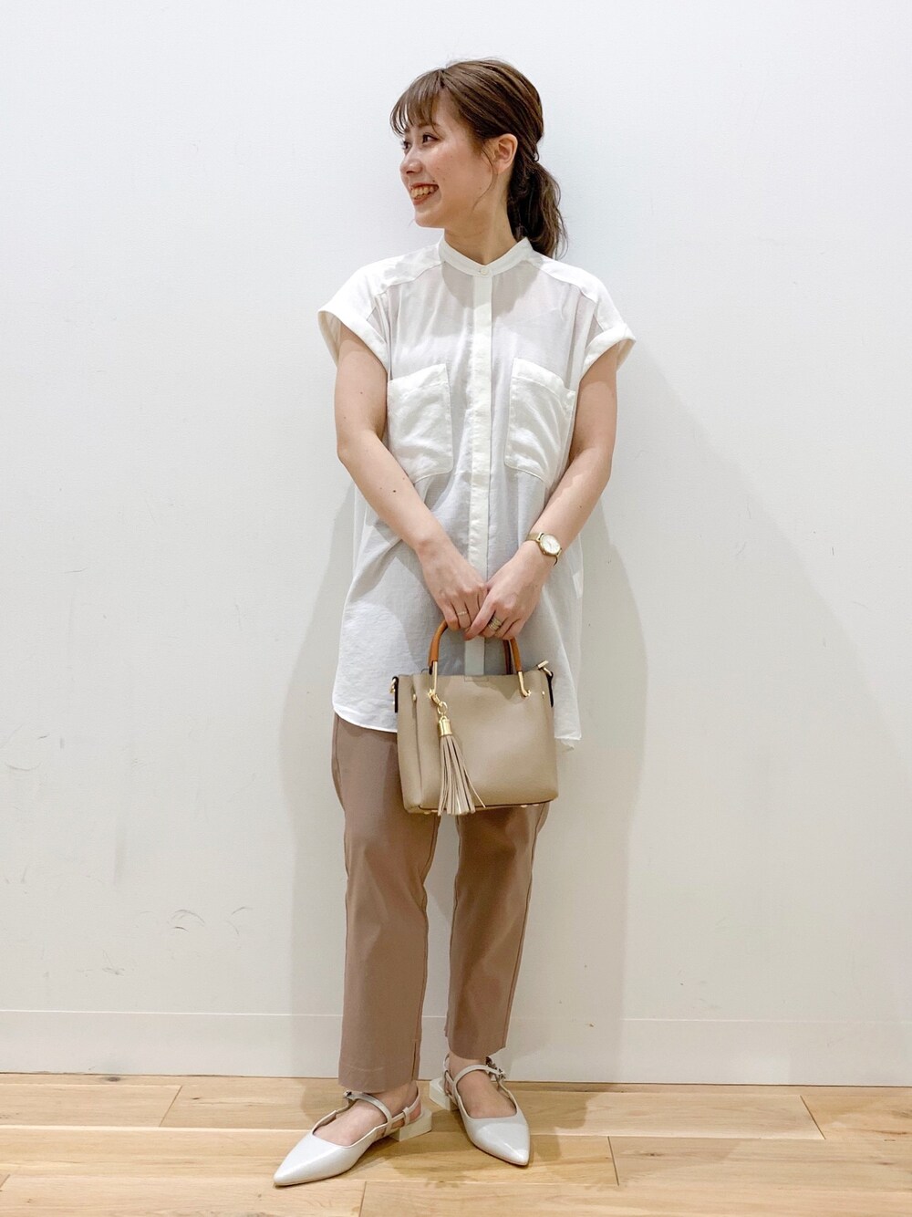 ホワイト系のシャツ/ブラウス、ピンク系のその他パンツ、ベージュ系のトートバッグを着用したレディースの夏コーディネートの1枚目の写真