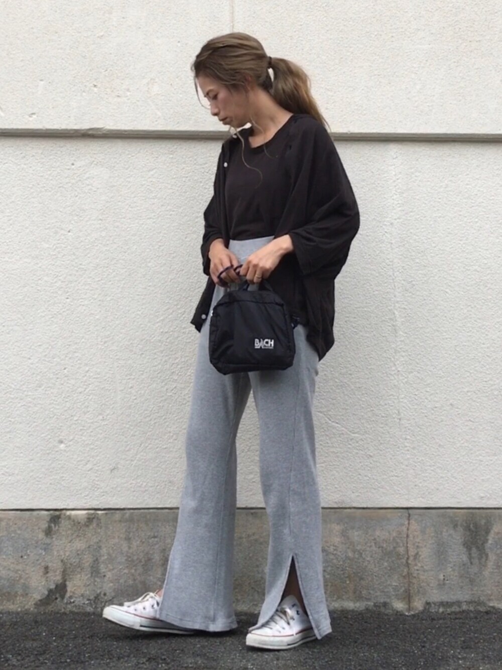 「秋コーデ、シンプル、カジュアル、オトナカジュアル、秋服、ラフコーデ、モノトーン、スニーカー、羽織り、スリット」｜「CANAL JEANのharmonie -OrganicCotton- (アルモニ オーガニックコットン） 無地タンクトップ（タンクトップ、ブラック系）」を使った、yumiさん（レディース・155cm）の秋コーディネートの1枚目の写真