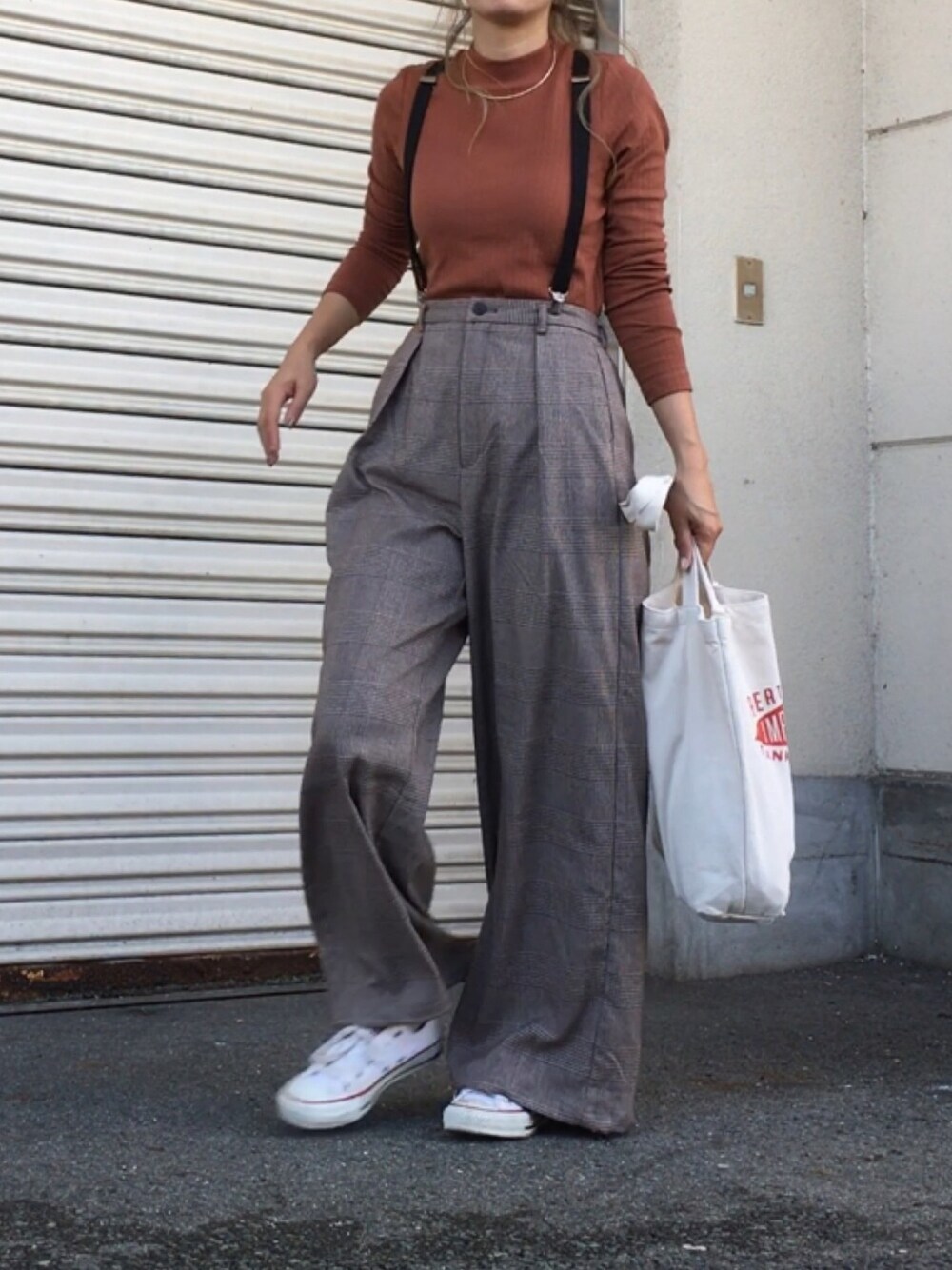 「秋コーデ、大人カジュアル、プチプラ、シンプル、パンツスタイル、グレンチェック、サスペンダー、リブT、ブラウン、コンバース」｜「UNIQLOのアイテム（Tシャツ/カットソー、ブラウン系）」を使った、yumiさん（レディース・155cm）の秋コーディネートの1枚目の写真