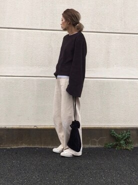 「KBF（ケイビーエフ）のKBF ベロアプリーツ巾着BAG（ハンドバッグ）」を使った、yumiさん（レディース・155cm）の冬コーディネート