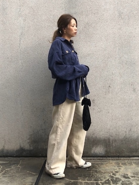「KBF（ケイビーエフ）のKBF ベロアプリーツ巾着BAG（ハンドバッグ）」を使った、yumiさん（レディース・155cm）の秋コーディネート