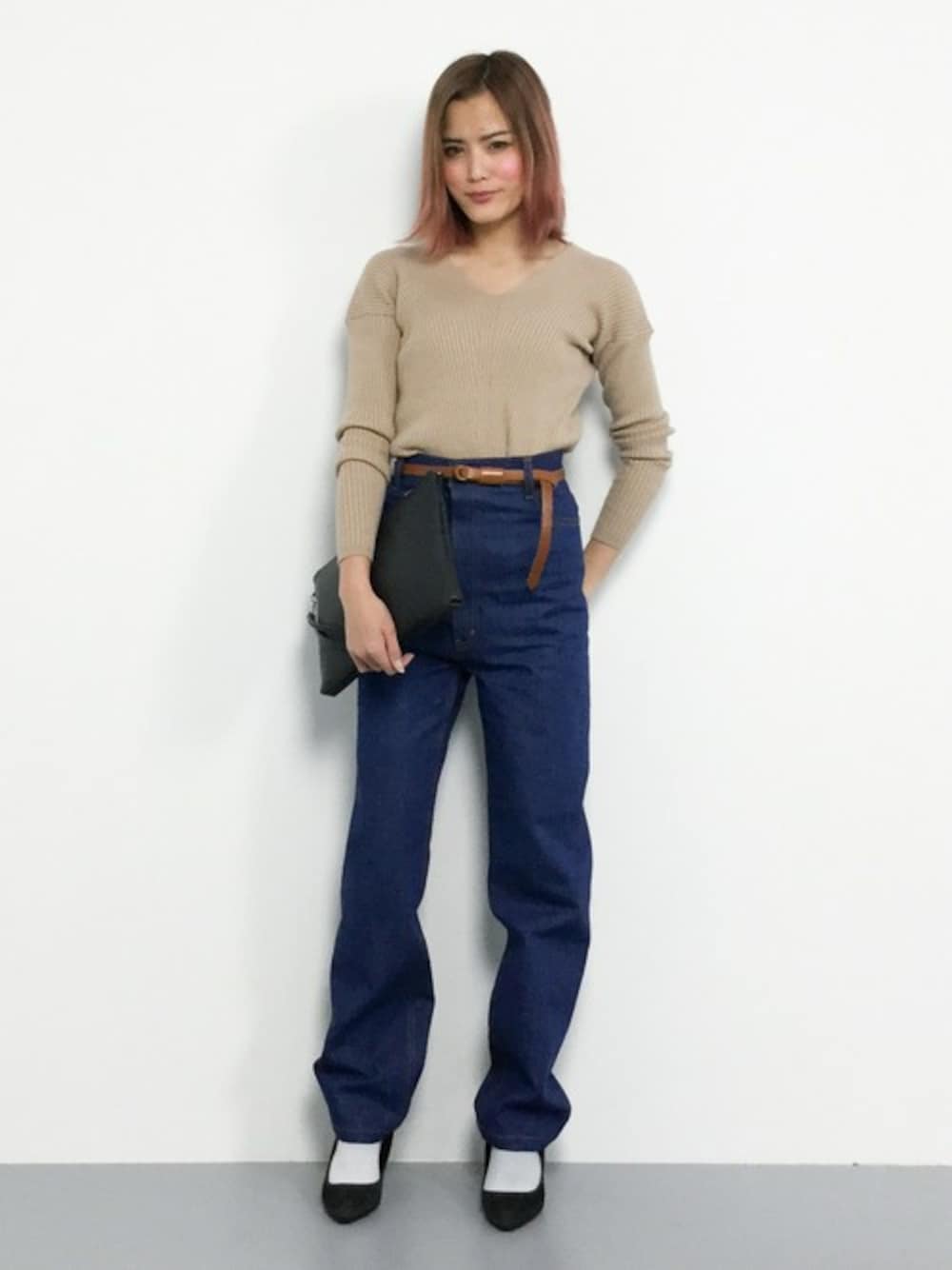 「デニム、セーター、denim、ベージュ、Vネック、トップス、moussy、白ソックス、春コーデ、ヒール×靴下」｜「TODAYFULのVネックルーズニット（ニット/セーター、ベージュ系）」を使った、NOZOMI🌹さん（レディース・158cm）の冬コーディネートの1枚目の写真