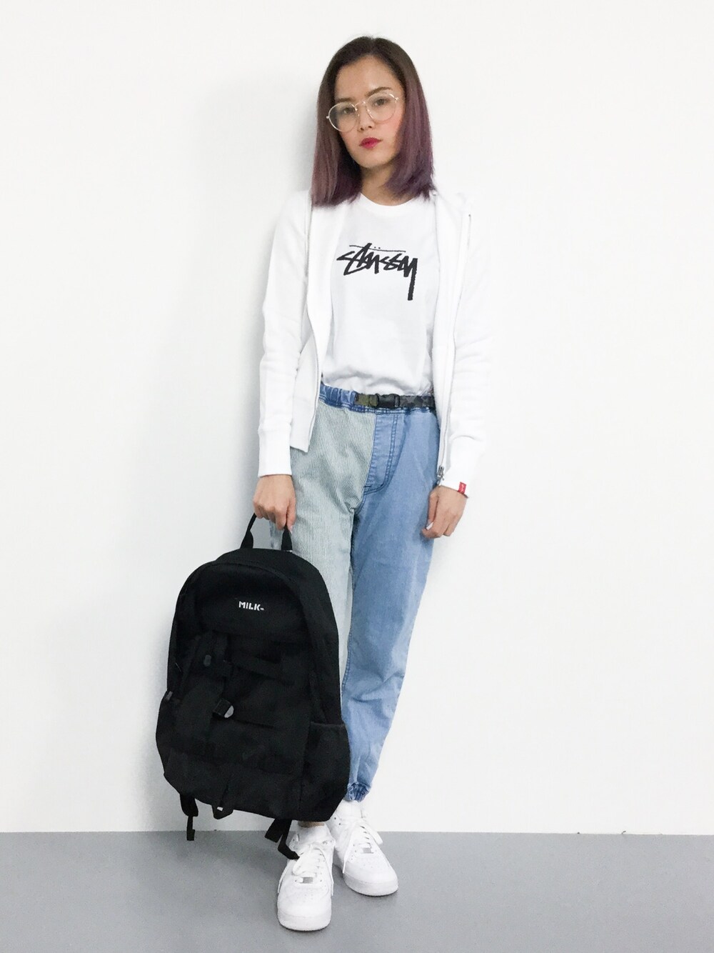 「スニーカー、ロゴT、stussy、リュック、パーカー、白、ストレッチパンツ、タンクトップ、ダテメガネ、エアフォースワン」｜「STUSSYのStock Raw Muscle Tee（タンクトップ、ホワイト系）」を使った、NOZOMI🌹さん（レディース・158cm）の春コーディネートの1枚目の写真