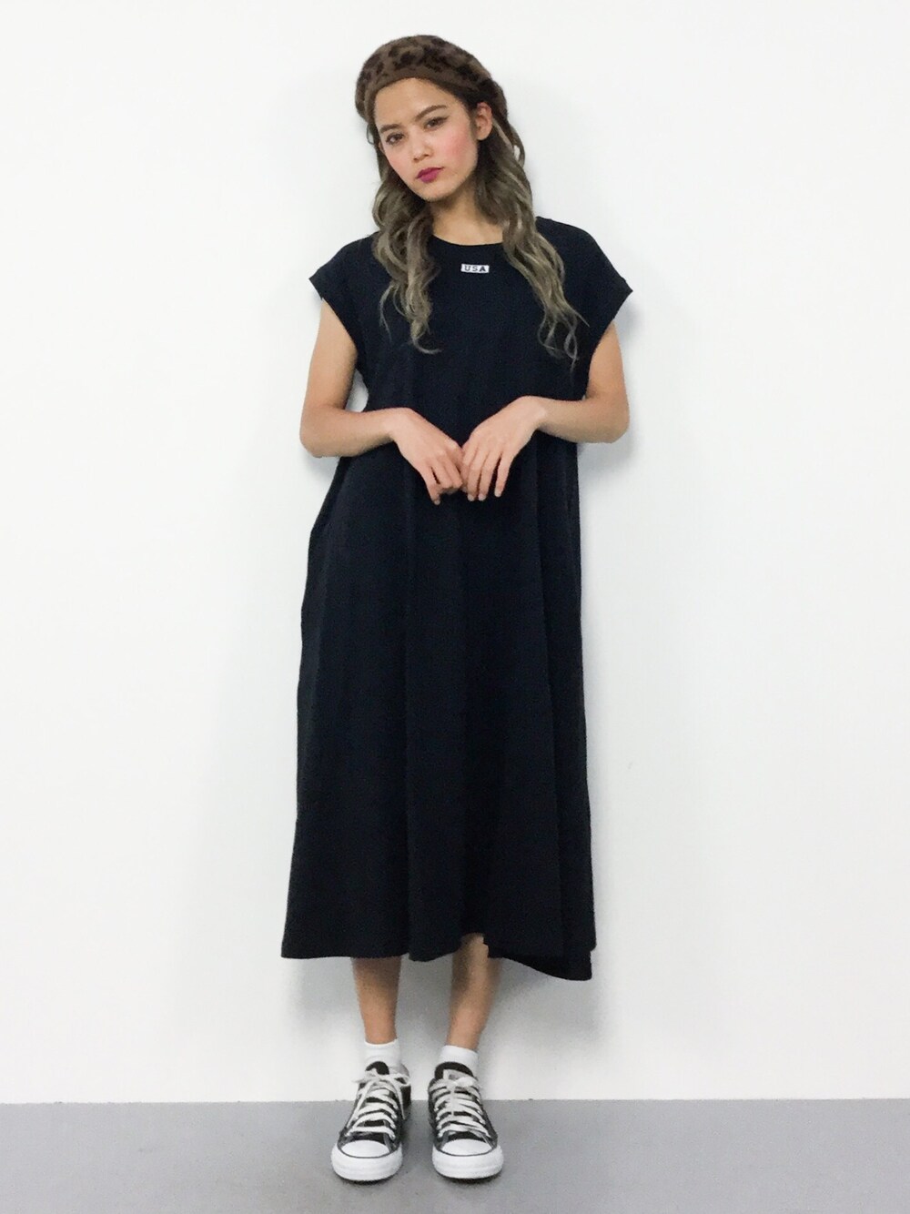 「コンバース、ワンピース、シンプル、ベレー帽、黒、メンズライク、ラフ、春コーデ、夏コーデ、USA」｜「FREAK'S STOREの【WEB限定】フレンチスリーブ Aライン ロングTシャツワンピース（ワンピース、ブラック系）」を使った、NOZOMI🌹さん（レディース・158cm）の春コーディネートの1枚目の写真