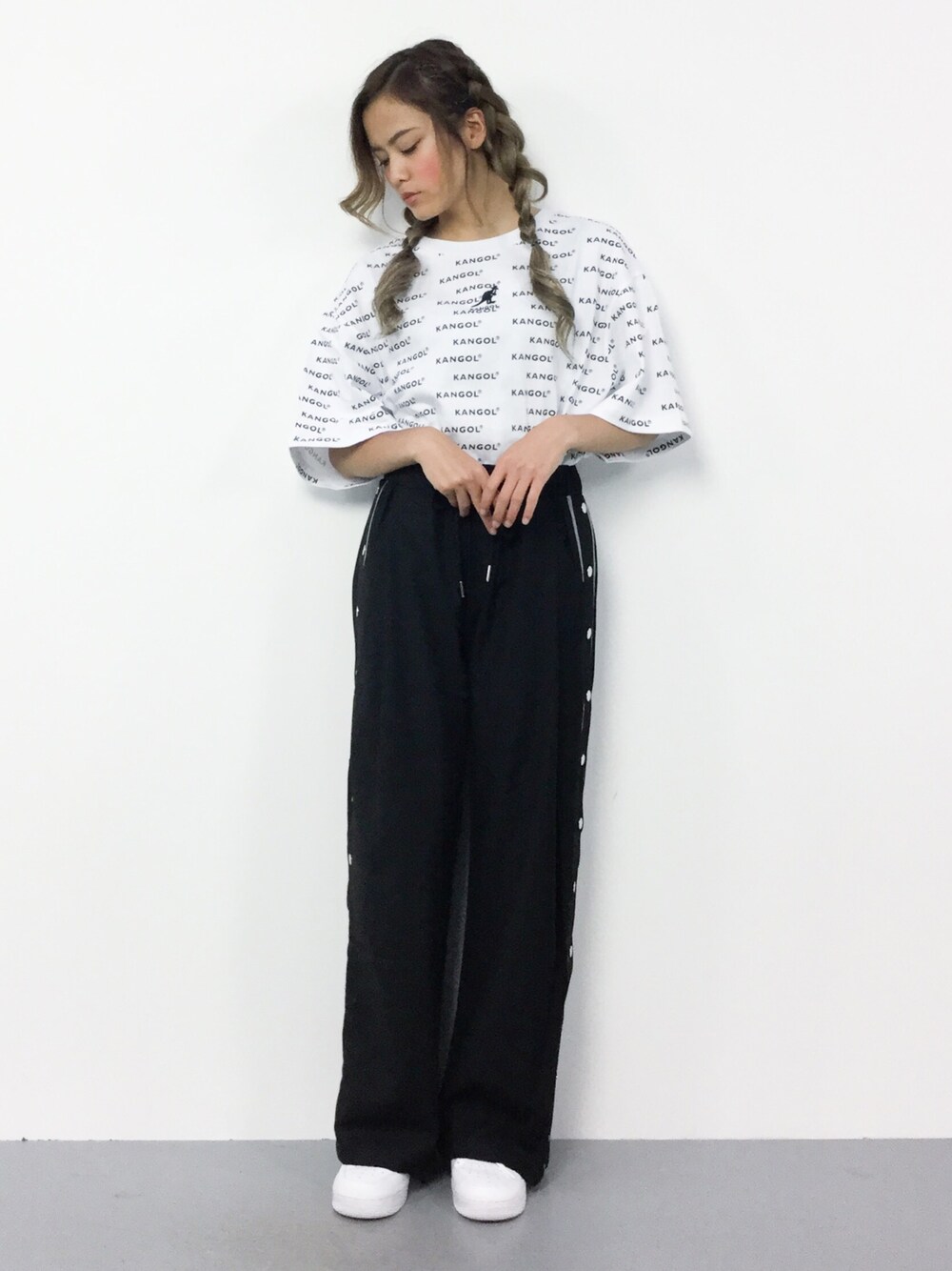 「シンプル、Tシャツ、EMODA、ジャージ、スポーツミックス、ラフ、パンツスタイル、春コーデ、白Tシャツ、ラインパンツ」｜「EMODAの【EMODA×KANGOL】リピートライン Tシャツ（Tシャツ/カットソー、ホワイト系）」を使った、NOZOMI🌹さん（レディース・158cm）の春コーディネートの1枚目の写真
