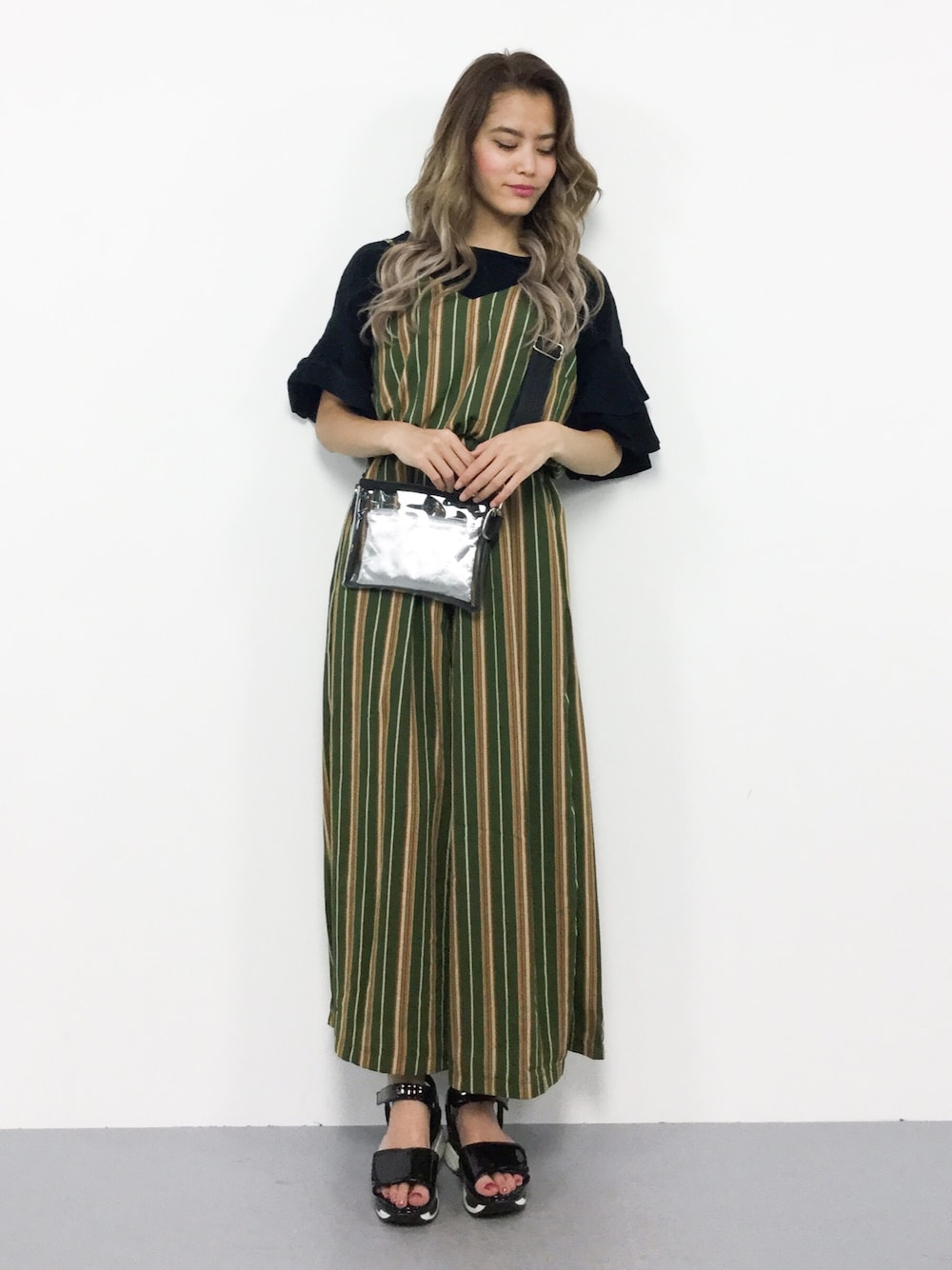 「カジュアル、シンプル、ショルダーバッグ、Tシャツ、オールインワン、ブラックコーデ、ストライプ、大人カジュアル、夏コーデ、厚底サンダル」｜「SPIGAのｴｽﾆｶﾙｽﾄﾗｲﾌﾟｵｰﾙｲﾝﾜﾝ（つなぎ/オールインワン、グリーン系）」を使った、NOZOMI🌹さん（レディース・158cm）の夏コーディネートの1枚目の写真