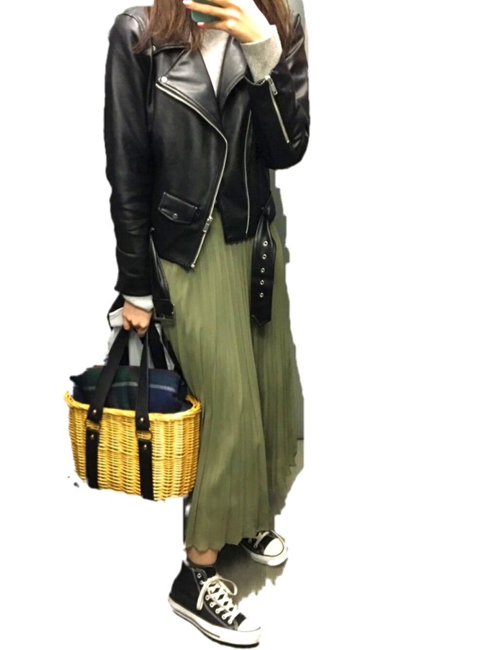 「大人カジュアル、シンプル、春、カジュアル、ootd、ライダース、ラクチンコーデ、スプリングSENSEOFPLACE、スニーカー」｜「UNIQLOのWOMEN シフォンプリーツスカート（スカート、グリーン系）」を使った、atrnさん（レディース・170cm）の春コーディネートの1枚目の写真