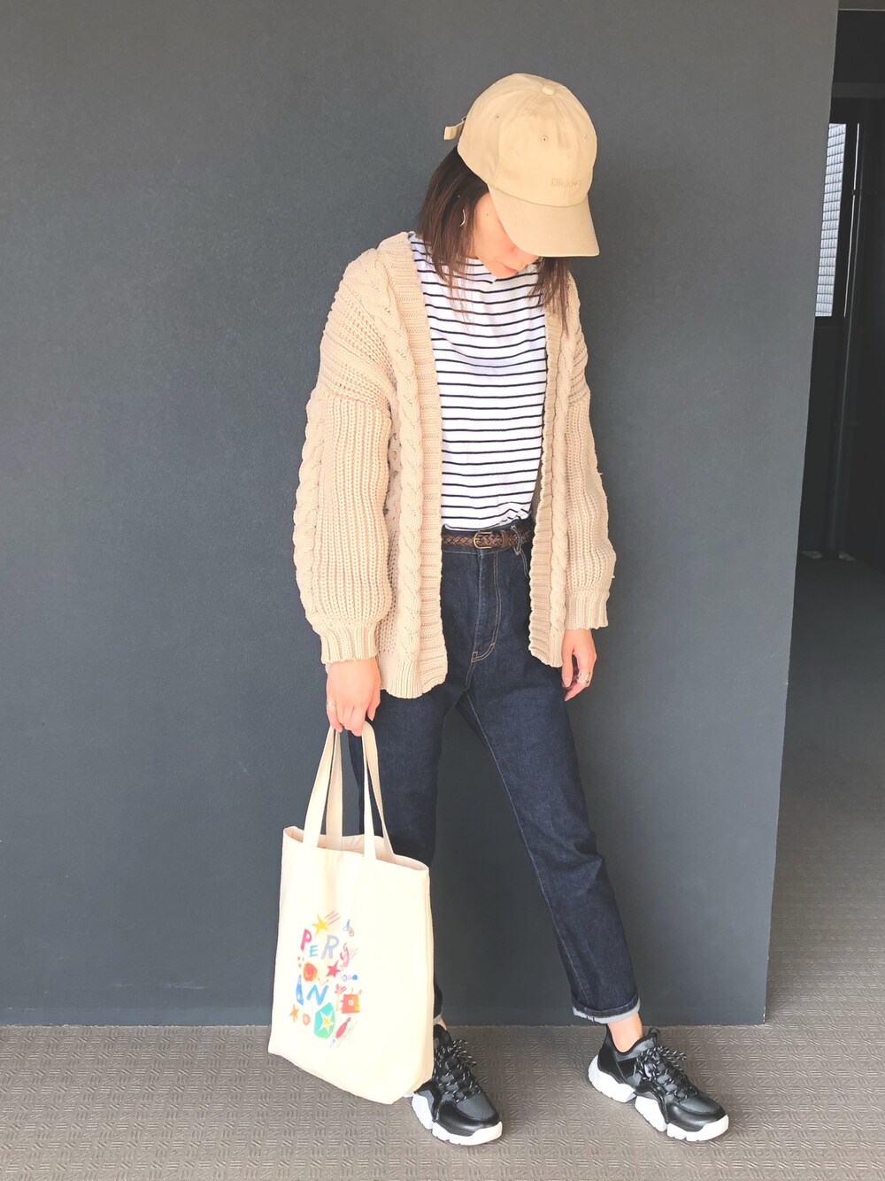 「大人カジュアル、カジュアルコーデ、ニット、パンツスタイル、オトナ女子、スニーカーコーデ、ラフコーデ、秋冬コーデ」｜「Dickiesの【Dickies】ディッキーズ シンプルローキャップ（キャップ、ベージュ系）」を使った、atrnさん（レディース・170cm）の秋コーディネートの1枚目の写真