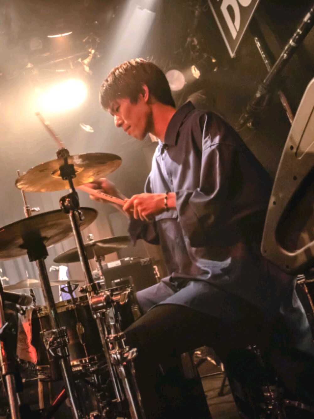 「シンプルコーデ、LIVEコーデ、ドラム、HARE」｜「HAREのTRツイルCPOビッグロングシャツ(HARE)（シャツ/ブラウス、ブルー系）」を使った、KosuKeさん（メンズ・181cm）の秋コーディネートの1枚目の写真