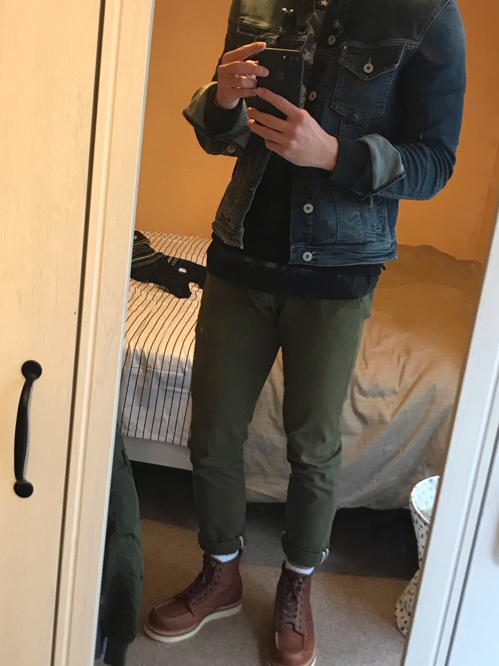 「HOME」｜「UNIQLOのアイテム（チノパンツ、グリーン系）」を使った、Eric-Maxさん（メンズ・183cm）の秋コーディネートの1枚目の写真