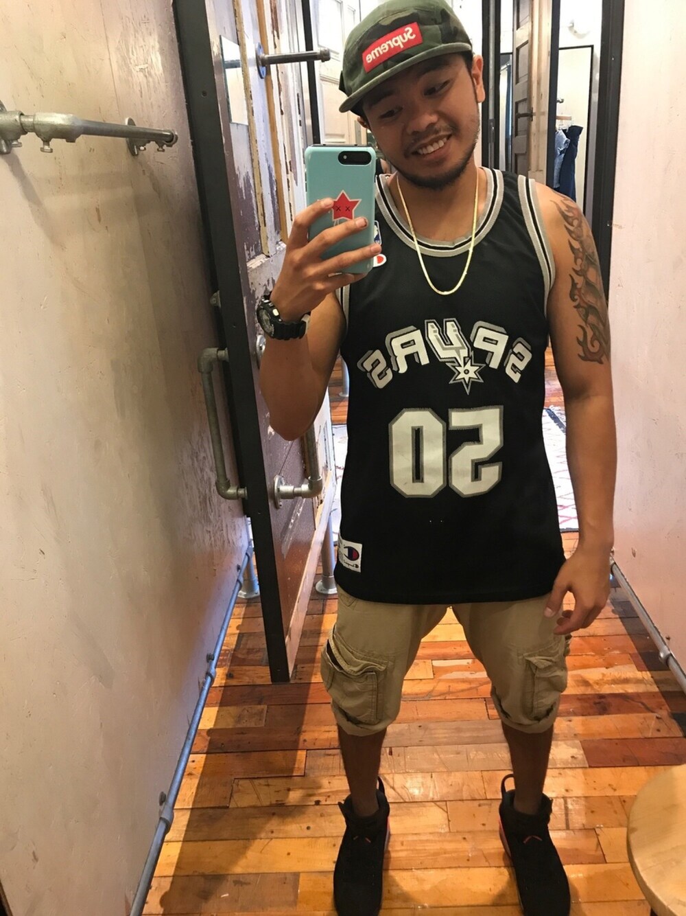 ブラック系のジャージ、ベージュ系のカーゴパンツ、ブラック系のスニーカーを着用したメンズの夏コーディネートの1枚目の写真