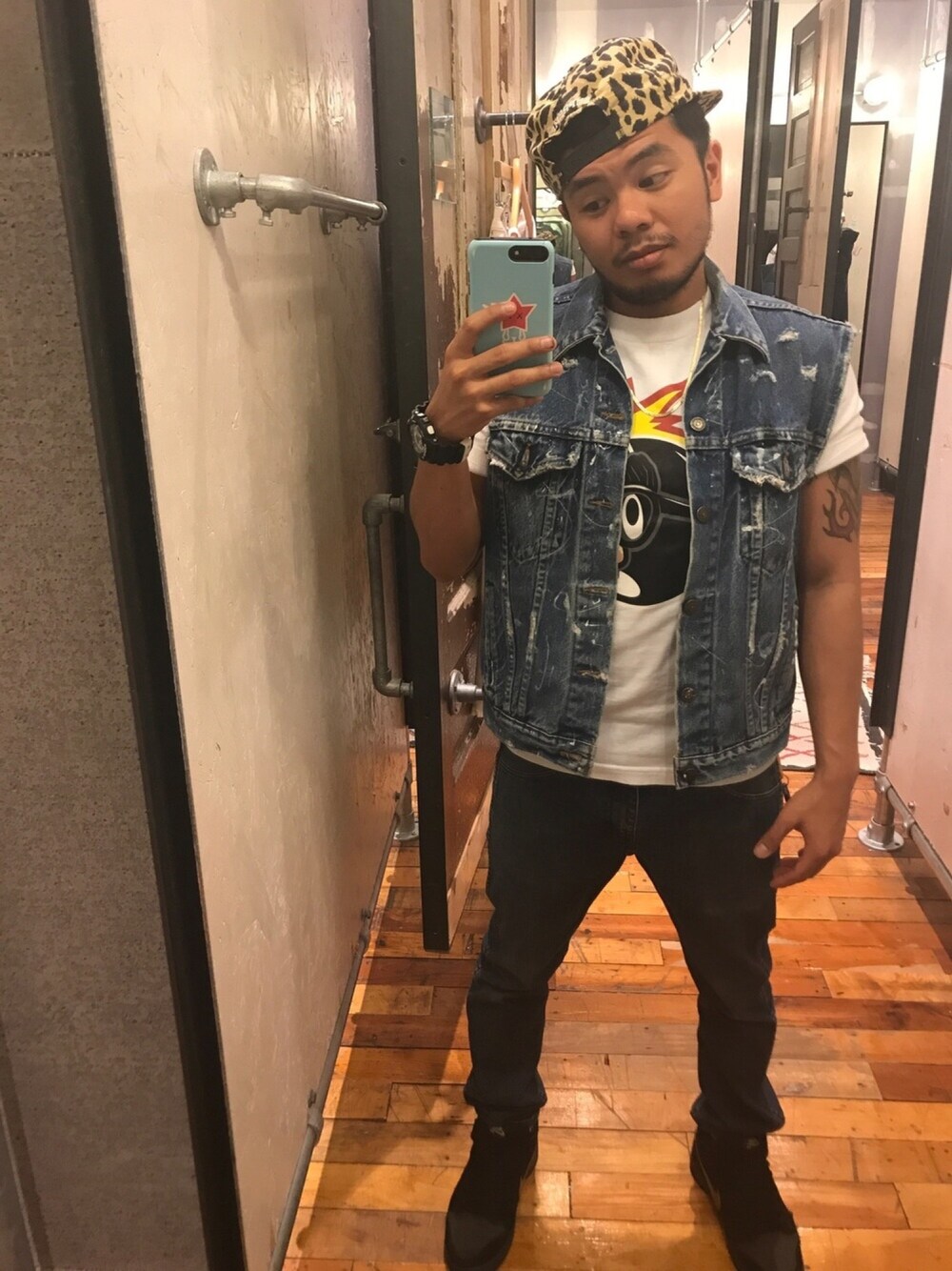 ホワイト系のTシャツ/カットソー、その他のデニムパンツ、ブラック系のスニーカーを着用したメンズの夏コーディネートの1枚目の写真