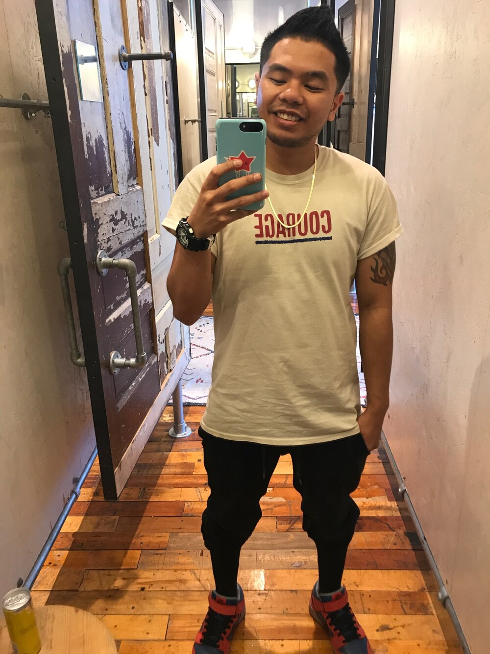 ベージュ系のTシャツ/カットソー、ブラック系のパンツ、その他のスニーカーを着用したメンズの夏コーディネートの1枚目の写真