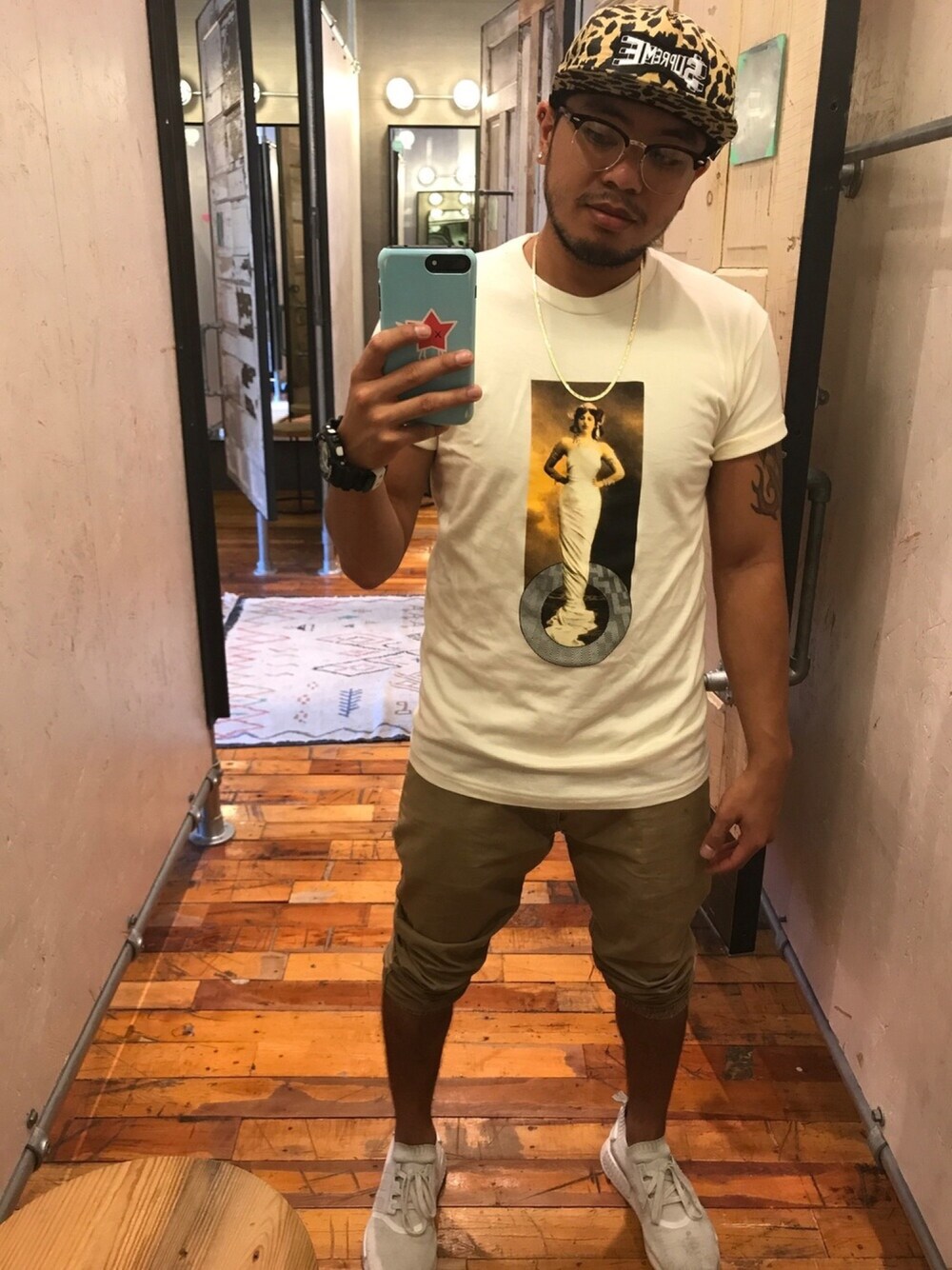 ベージュ系のTシャツ/カットソー、その他のパンツ、ホワイト系のスニーカーを着用したメンズの夏コーディネートの1枚目の写真