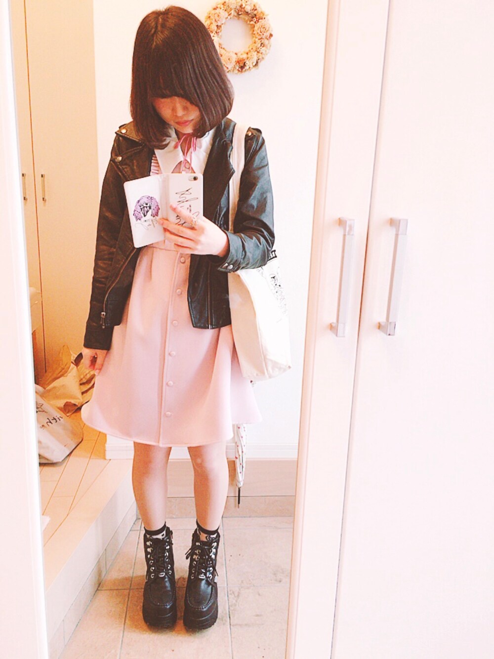 「黒、ピンク、EATME、ワンピース、くすみピンク、おでかけ、ライダース、スニーカー」｜「EATMEのシースルースリーブ開襟ワンピース（ワンピース、ピンク系）」を使った、あおみさん（レディース・158cm）の春コーディネートの1枚目の写真