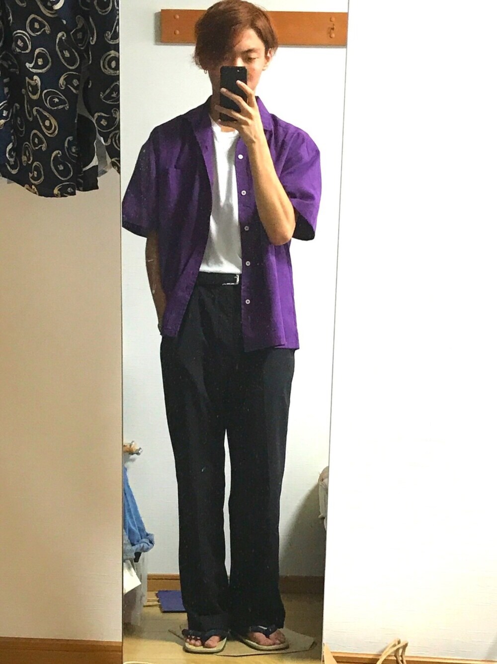 ベージュ系のシューズ、パープル系のその他を着用したメンズの夏コーディネートの1枚目の写真