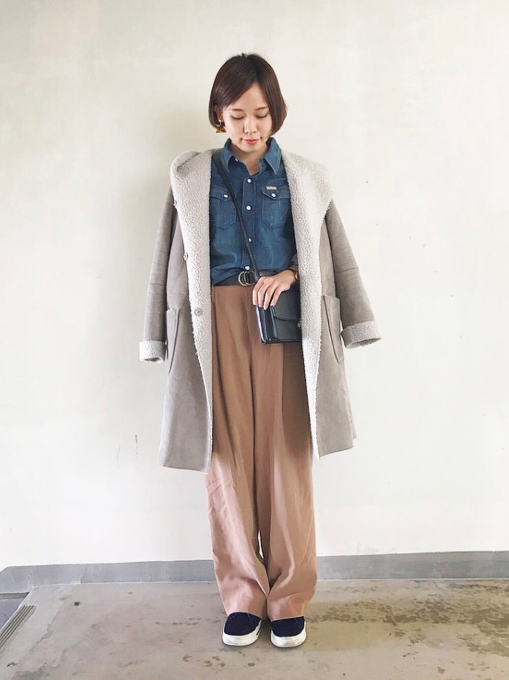 「カジュアル、シンプル、ラクチンコーデ、休日スタイル、デニム、大人コーデ、ワイドパンツ、デニムシャツ、スニーカー」｜「WranglerのWrangler/NU別注デニムシャツ（シャツ/ブラウス、ブルー系）」を使った、MAIKOさん（レディース・155cm）の冬コーディネートの1枚目の写真
