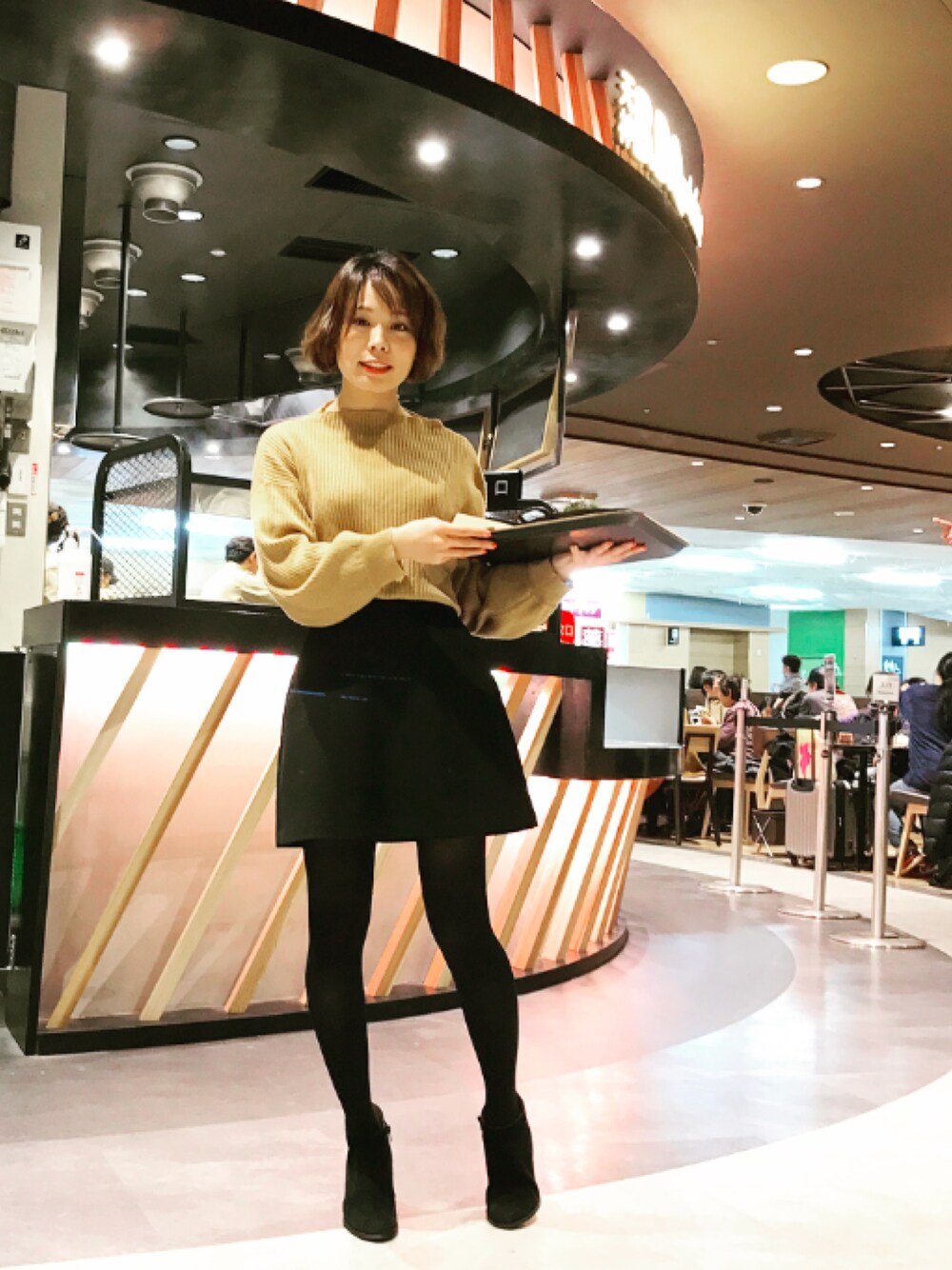 「大人カジュアル、オトナ女子、春コーデ、スカート、スカートスタイル、ブーティ、スプリングSENSEOFPLACE」｜「KBFのKBF ライトRIBドルマンニット（ニット/セーター、イエロー系）」を使った、MAIKOさん（レディース・155cm）の春コーディネートの1枚目の写真