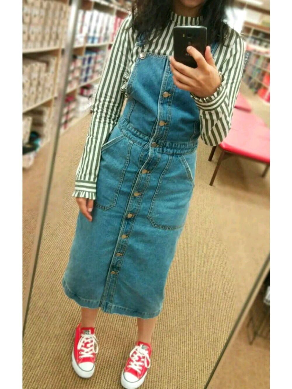 「popofcolor、ootd、denimallday、stripes、red」｜「CONVERSEのアイテム（スニーカー、レッド系）」を使った、Adiさん（レディース・160cm）の春コーディネートの1枚目の写真