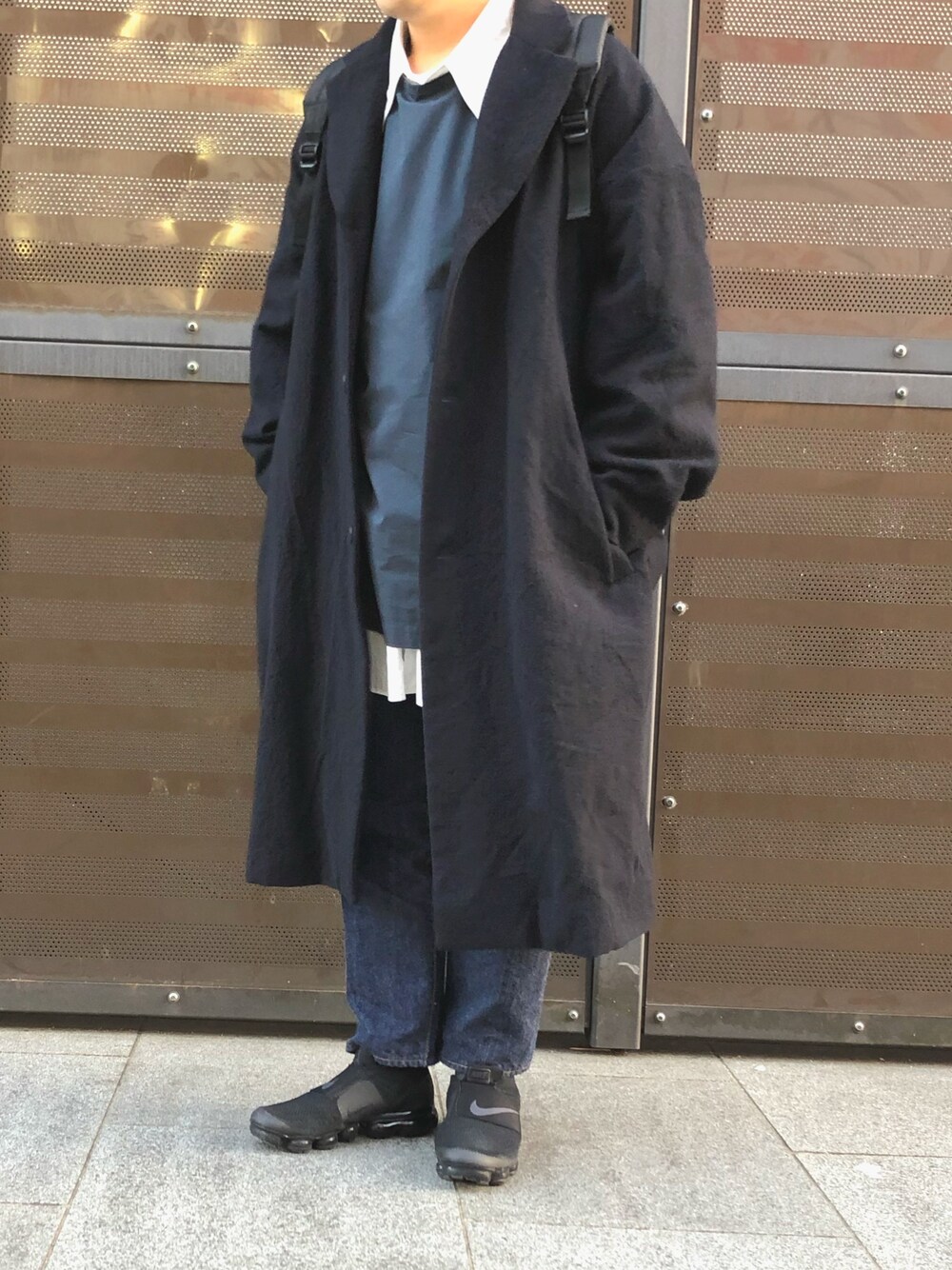 ブルー系のジャケット/アウター、ブルー系のシャツ/ブラウス、ホワイト系のシャツ/ブラウスを着用したメンズの冬コーディネートの1枚目の写真