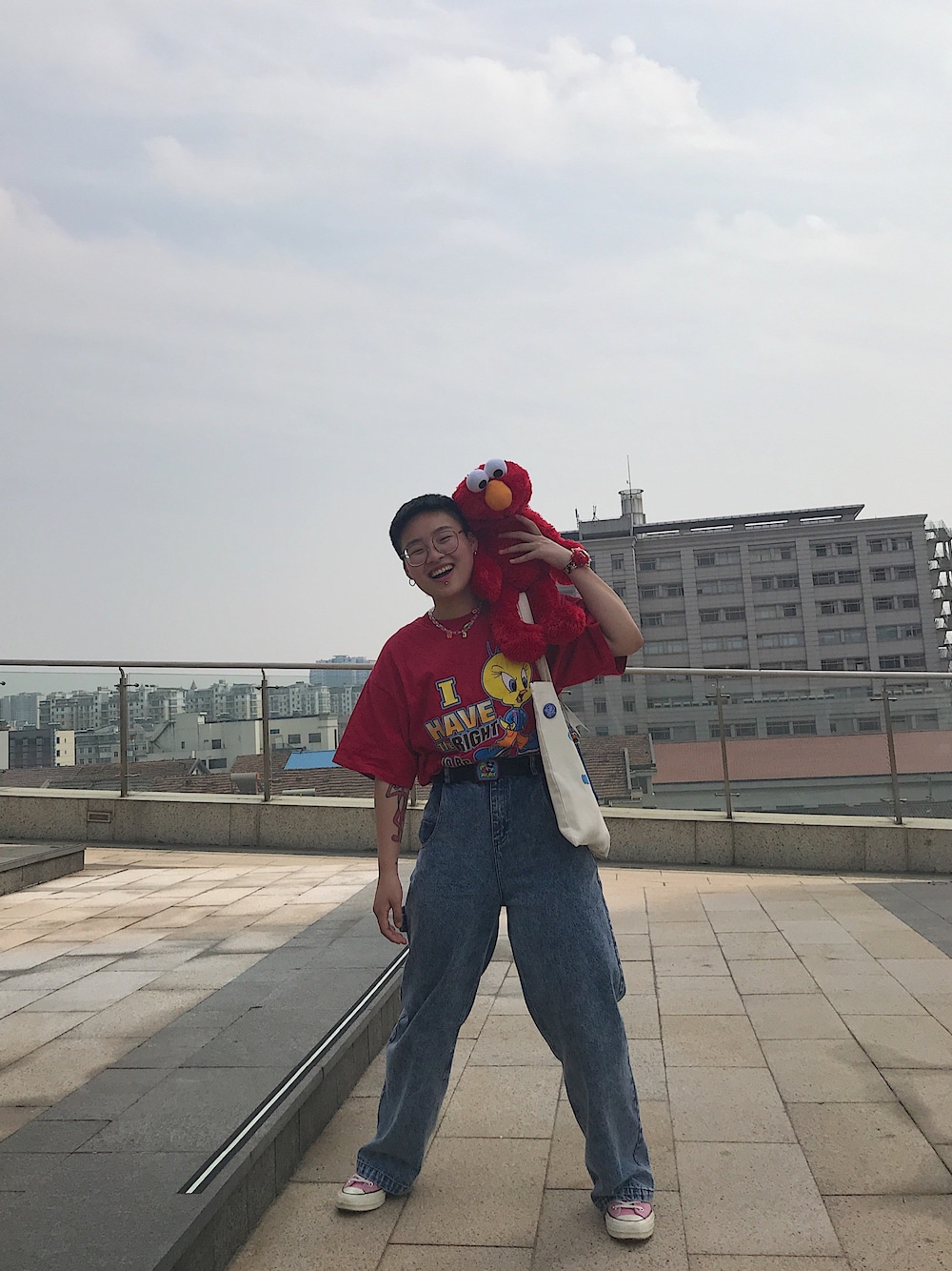 「CONVERSEのアイテム（スニーカー、ピンク系）」を使った、游泳馆馆主さん（レディース・163cm）の春コーディネートの1枚目の写真