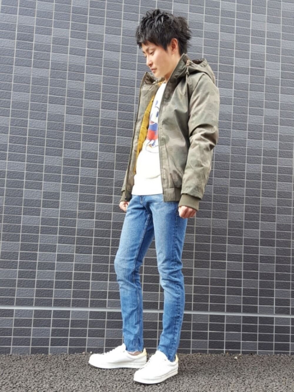 「UNIQLOのミッキー　（スウェット、ホワイト系）」を使った、urさん（メンズ・175cm）の冬コーディネートの1枚目の写真