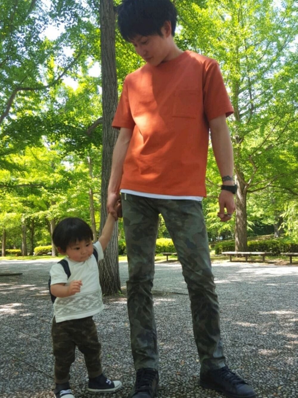 「おやこーで。、おしゃれさんと繋がりたい、迷彩柄」｜「URBAN RESEARCHのアイテム（Tシャツ/カットソー、オレンジ系）」を使った、urさん（メンズ・175cm）の夏コーディネートの1枚目の写真