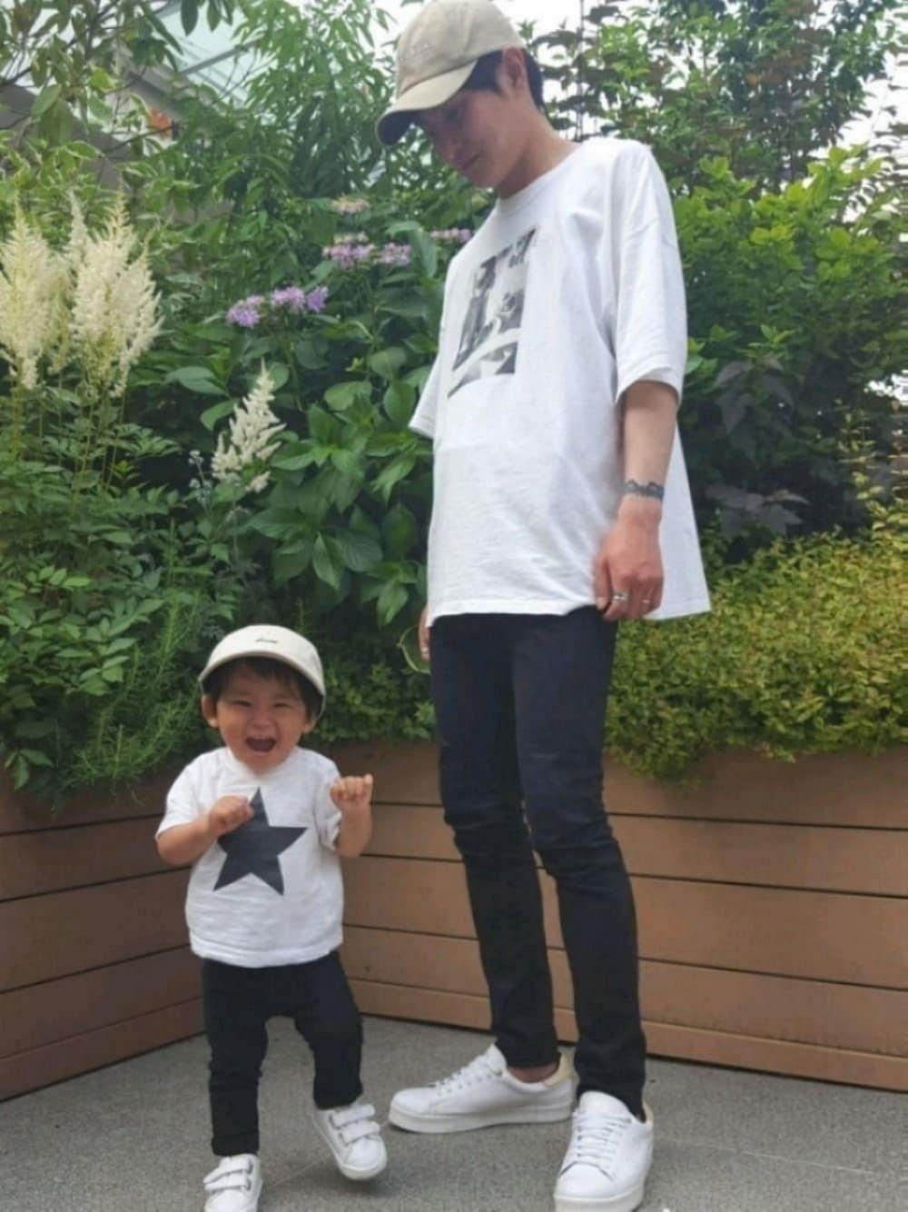 「おやこーで。、シンプル、おしゃれさんと繋がりたい」｜「ZARAのアイテム（Tシャツ/カットソー、ホワイト系）」を使った、urさん（メンズ・175cm）の夏コーディネートの1枚目の写真