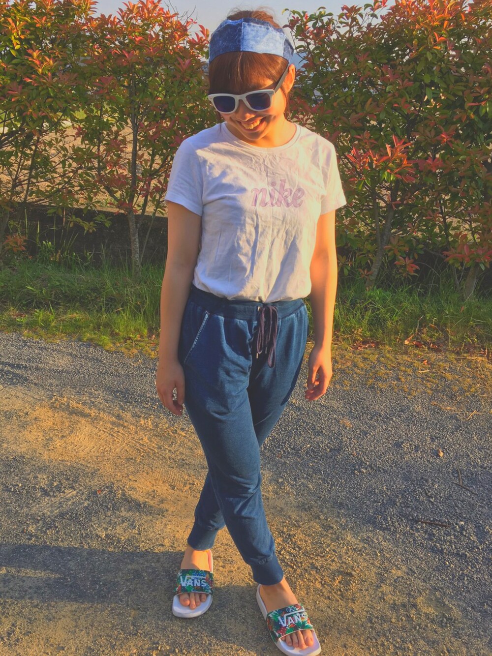 「NIKEのアイテム（Tシャツ/カットソー、ホワイト系）」を使った、咲季さん（レディース・160cm）の春コーディネートの1枚目の写真