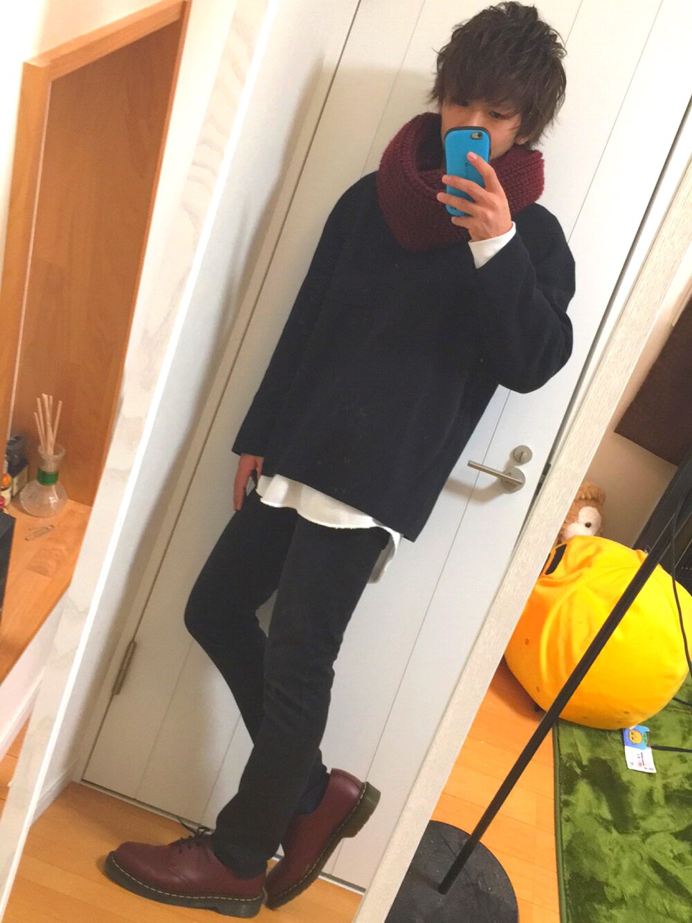 ブラック系のトップス、ホワイト系のTシャツ/カットソー、ブラック系のデニムパンツを着用したメンズの冬コーディネートの1枚目の写真