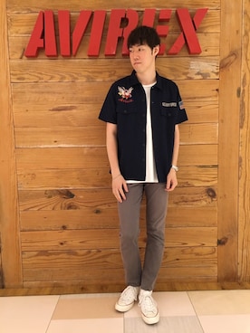 「アイテム（チノパンツ、グレー系）」を使った、T.Takahashiさん（メンズ・185cm）の夏コーディネート