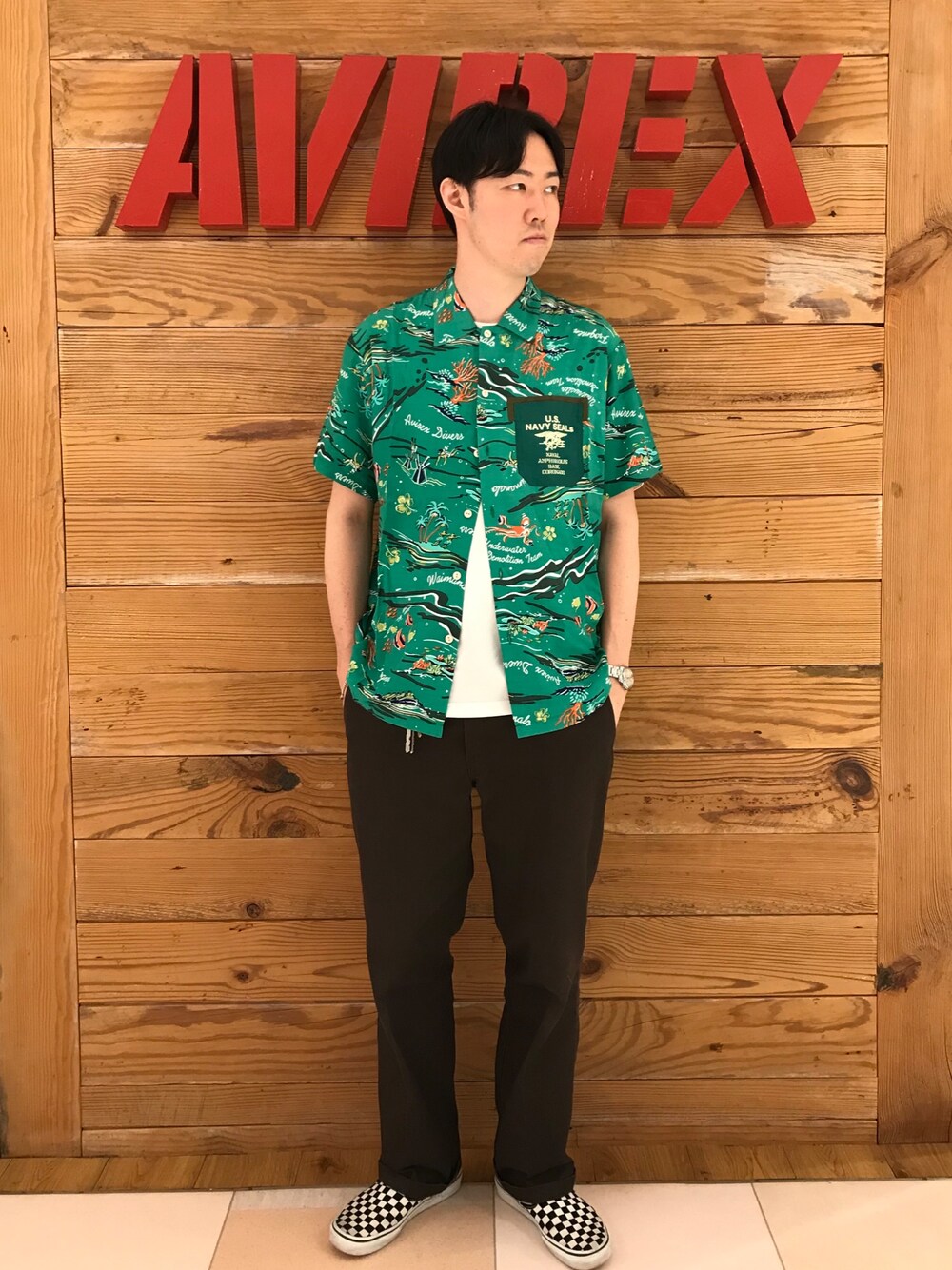 グリーン系のシャツ/ブラウスを着用したメンズの春コーディネートの1枚目の写真