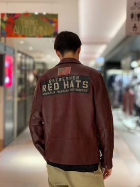 AVIREXのライダースジャケット（レッド系）を使った人気ファッション