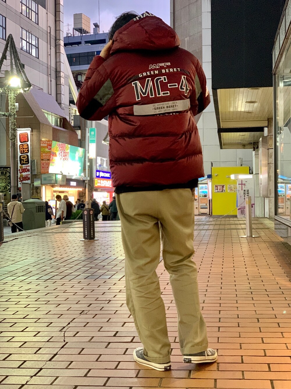 レッド系のダウンジャケット/コートを着用したメンズの秋コーディネートの1枚目の写真