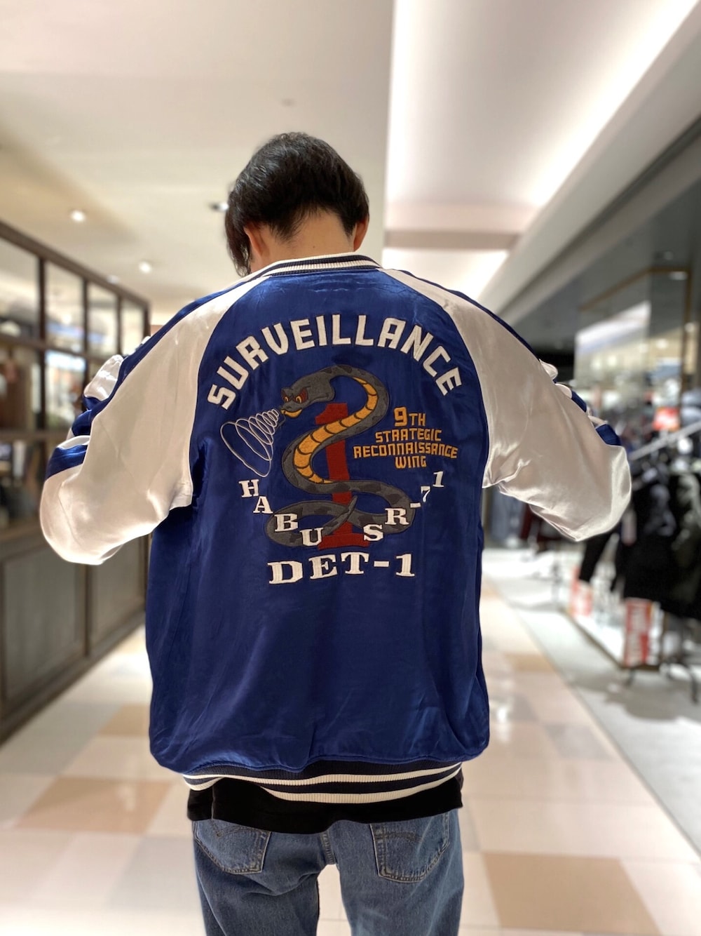 ブルー系のブルゾンを着用したメンズの冬コーディネートの1枚目の写真